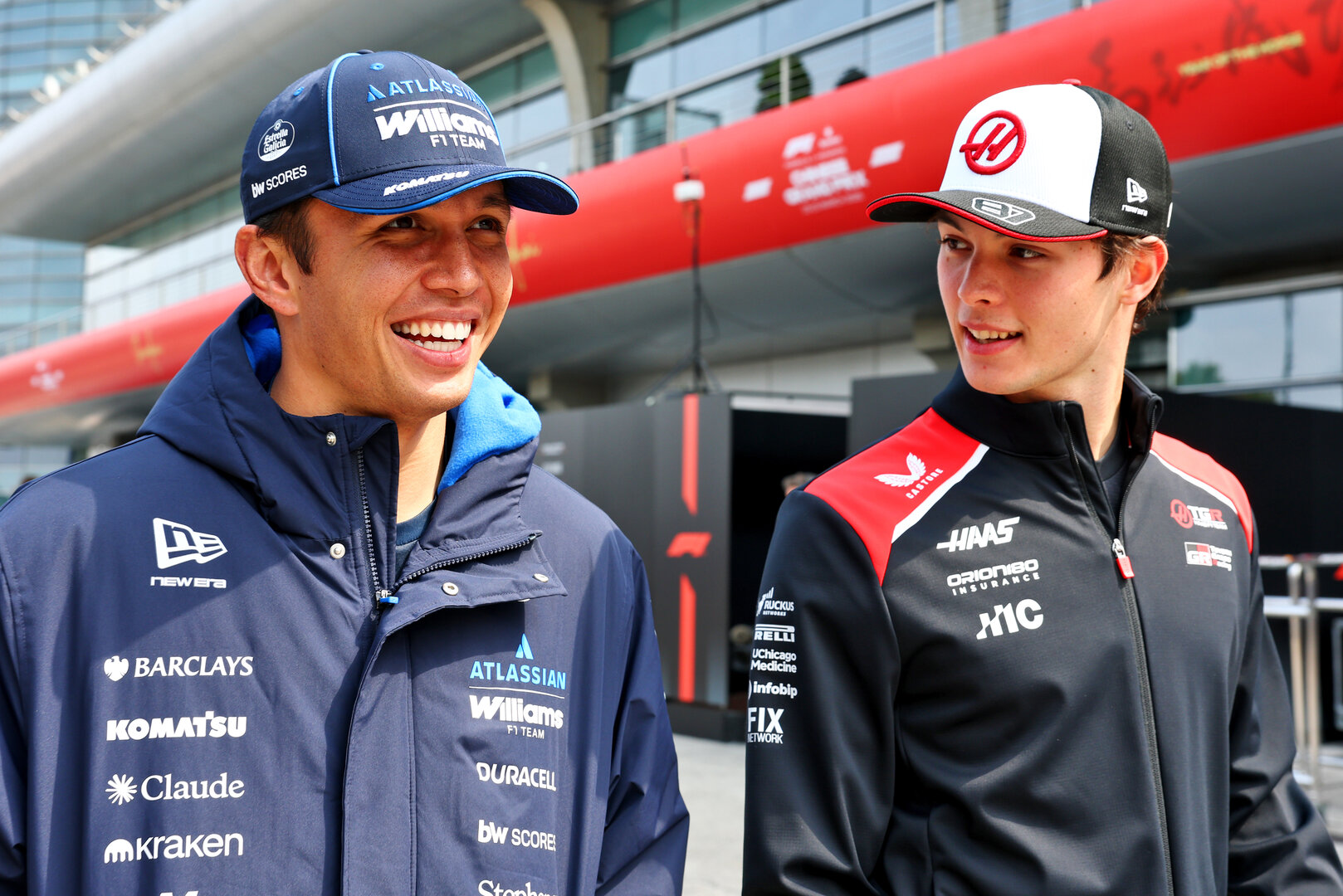 GP CINA, (L to R): Alexander Albon (THA) Williams F1 Team with Oliver Bearman (GBR) Haas F1 Team.
15.03.2026. Formula 1 World Championship, Rd 2, Chinese Grand Prix, Shanghai, China, Gara Day.
- www.xpbimages.com, EMail: requests@xpbimages.com © Copyright: Bearne / XPB Images