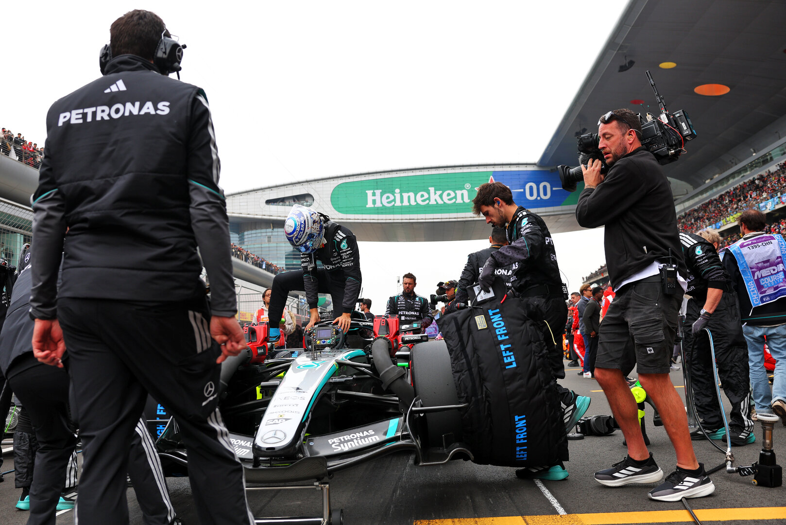 GP CINA, George Russell (GBR) Mercedes AMG Formula One Team W17 on the grid.
15.03.2026. Formula 1 World Championship, Rd 2, Chinese Grand Prix, Shanghai, China, Gara Day.
- www.xpbimages.com, EMail: requests@xpbimages.com © Copyright: Patching / XPB Images