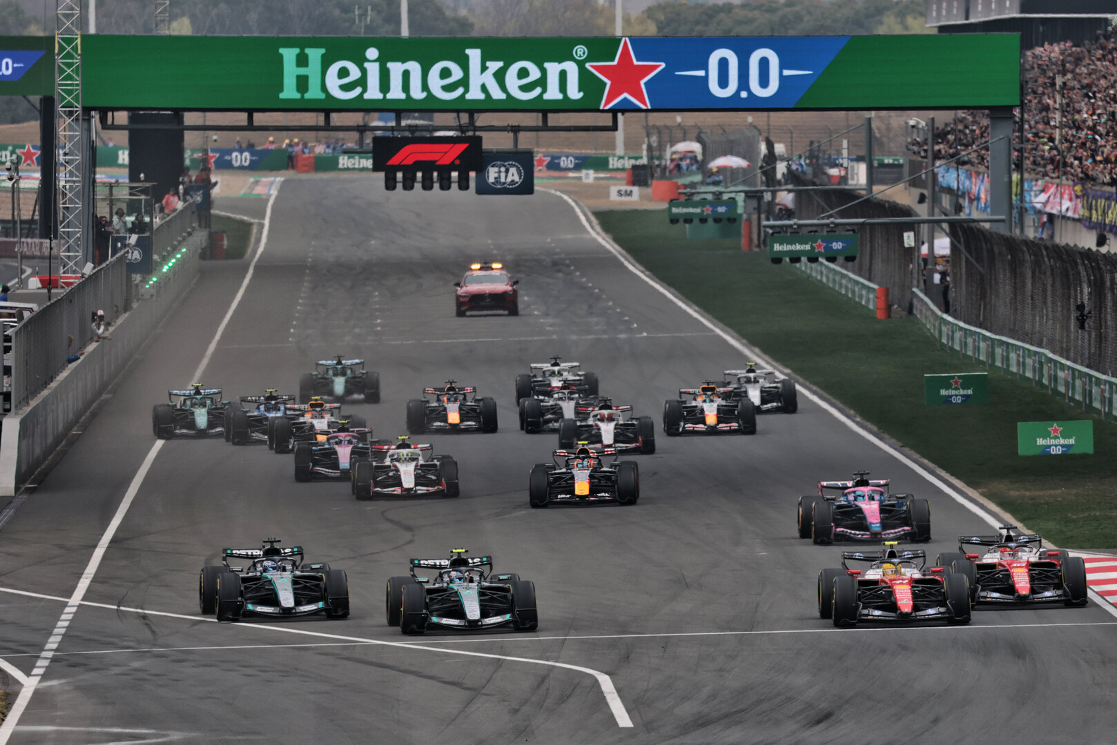 GP CINA, Lewis Hamilton (GBR) Ferrari SF-26 passes Andrea Kimi Antonelli (ITA) Mercedes AMG Formula One Team W17 at the partenza of the race.
15.03.2026. Formula 1 World Championship, Rd 2, Chinese Grand Prix, Shanghai, China, Gara Day.
- www.xpbimages.com, EMail: requests@xpbimages.com © Copyright: Moy / XPB Images