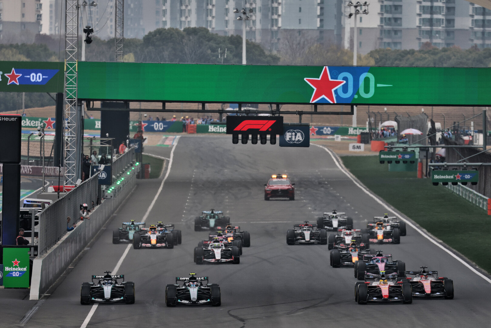 GP CINA, Lewis Hamilton (GBR) Ferrari SF-26 passes Andrea Kimi Antonelli (ITA) Mercedes AMG Formula One Team W17 at the partenza of the race.
15.03.2026. Formula 1 World Championship, Rd 2, Chinese Grand Prix, Shanghai, China, Gara Day.
- www.xpbimages.com, EMail: requests@xpbimages.com © Copyright: Moy / XPB Images
