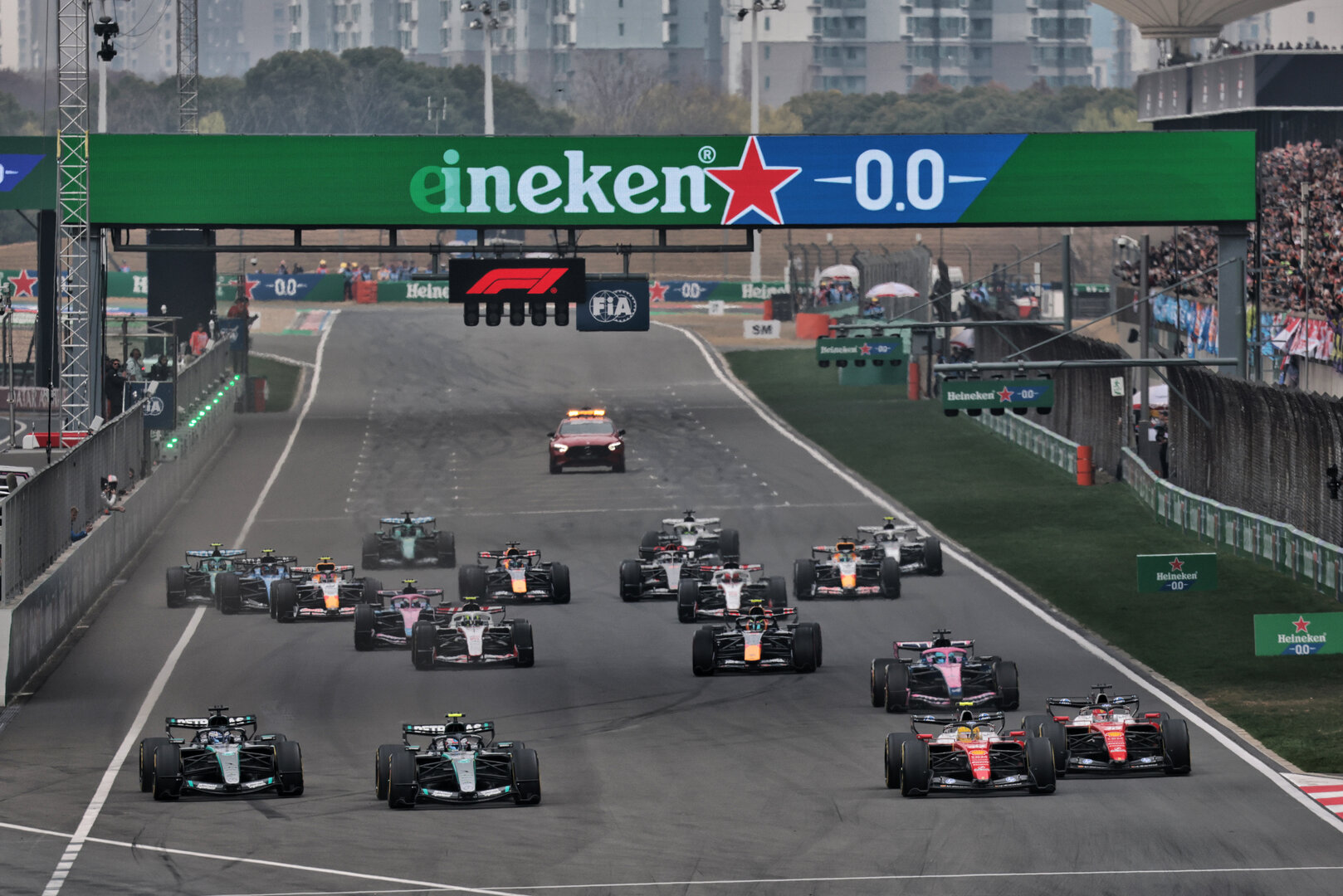 GP CINA, Lewis Hamilton (GBR) Ferrari SF-26 passes Andrea Kimi Antonelli (ITA) Mercedes AMG Formula One Team W17 at the partenza of the race.
15.03.2026. Formula 1 World Championship, Rd 2, Chinese Grand Prix, Shanghai, China, Gara Day.
- www.xpbimages.com, EMail: requests@xpbimages.com © Copyright: Moy / XPB Images