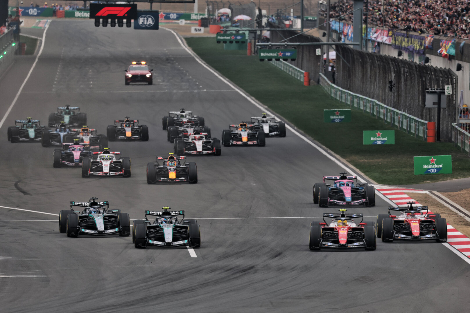 GP CINA, Lewis Hamilton (GBR) Ferrari SF-26 passes Andrea Kimi Antonelli (ITA) Mercedes AMG Formula One Team W17 at the partenza of the race.
15.03.2026. Formula 1 World Championship, Rd 2, Chinese Grand Prix, Shanghai, China, Gara Day.
- www.xpbimages.com, EMail: requests@xpbimages.com © Copyright: Moy / XPB Images