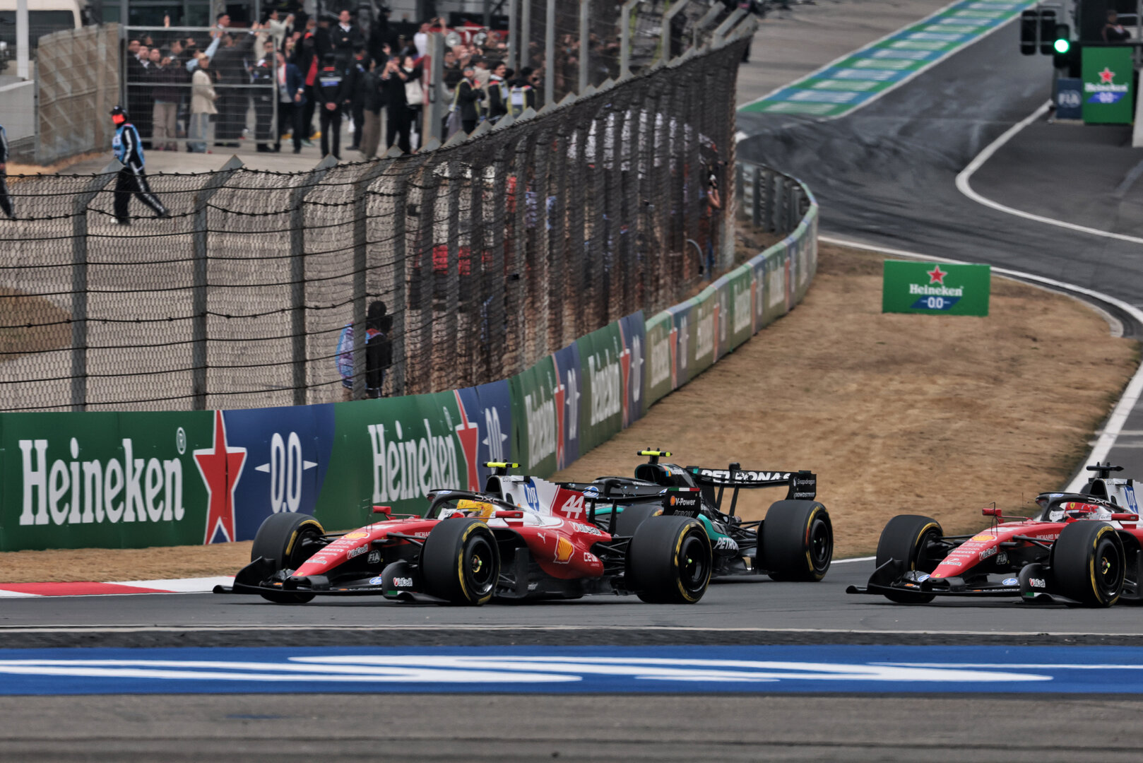GP CINA, Lewis Hamilton (GBR) Ferrari SF-26 passes Andrea Kimi Antonelli (ITA) Mercedes AMG Formula One Team W17 at the partenza of the race.
15.03.2026. Formula 1 World Championship, Rd 2, Chinese Grand Prix, Shanghai, China, Gara Day.
- www.xpbimages.com, EMail: requests@xpbimages.com © Copyright: Moy / XPB Images