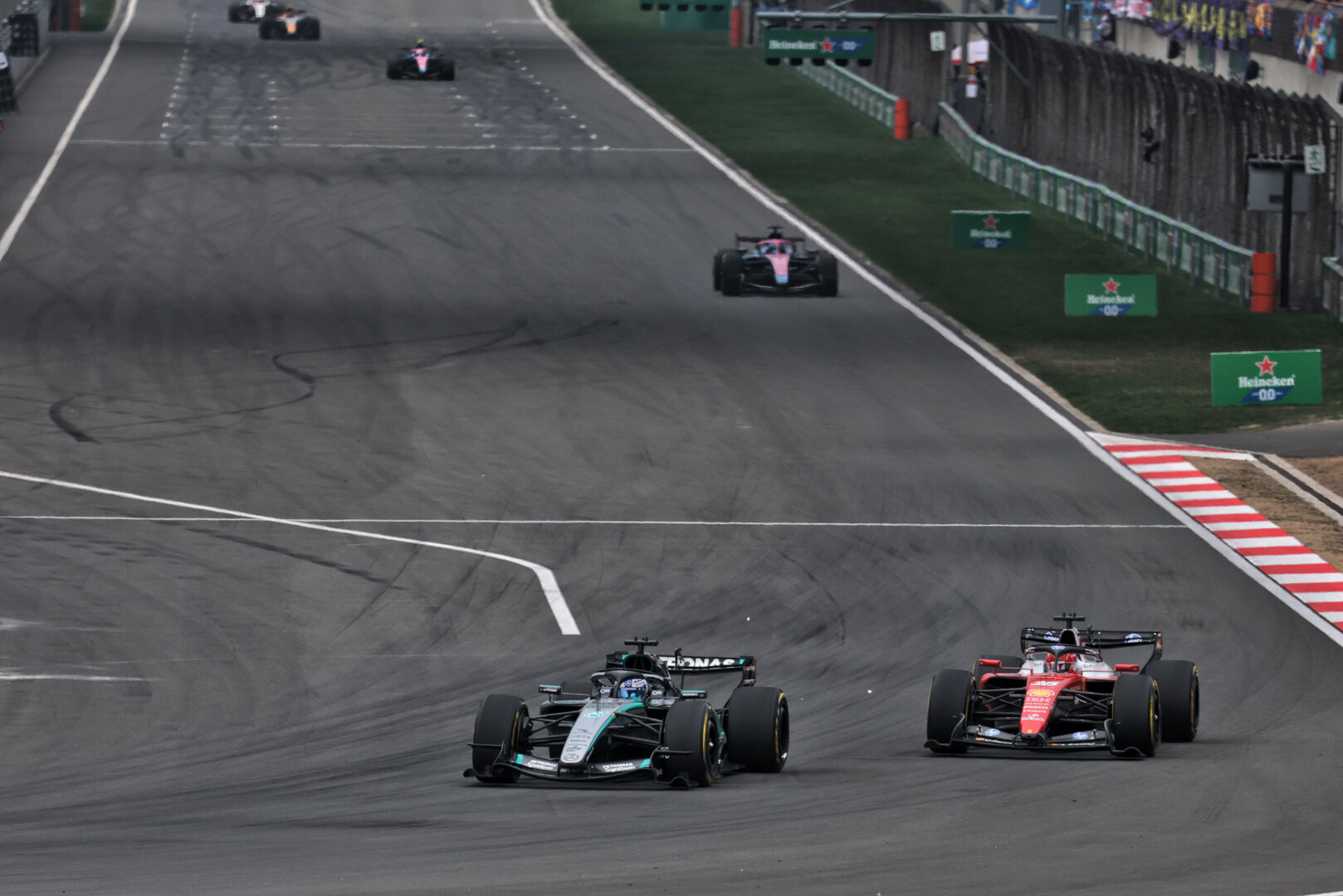 GP CINA, George Russell (GBR) Mercedes AMG Formula One Team W17 e Charles Leclerc (MON) Ferrari SF-26 battle for position.
15.03.2026. Formula 1 World Championship, Rd 2, Chinese Grand Prix, Shanghai, China, Gara Day.
- www.xpbimages.com, EMail: requests@xpbimages.com © Copyright: Moy / XPB Images