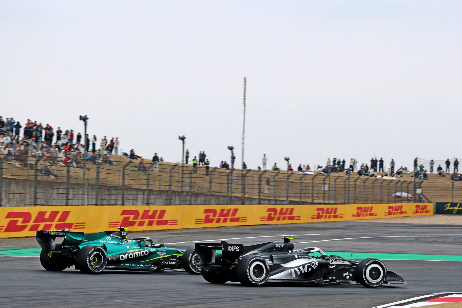 GP CINA, Valtteri Bottas (FIN) Cadillac Formula 1 Team MAC-26 e Fernando Alonso (ESP) Aston Martin F1 Team AMR26 battle for position.
15.03.2026. Formula 1 World Championship, Rd 2, Chinese Grand Prix, Shanghai, China, Gara Day.
- www.xpbimages.com, EMail: requests@xpbimages.com © Copyright: Bearne / XPB Images