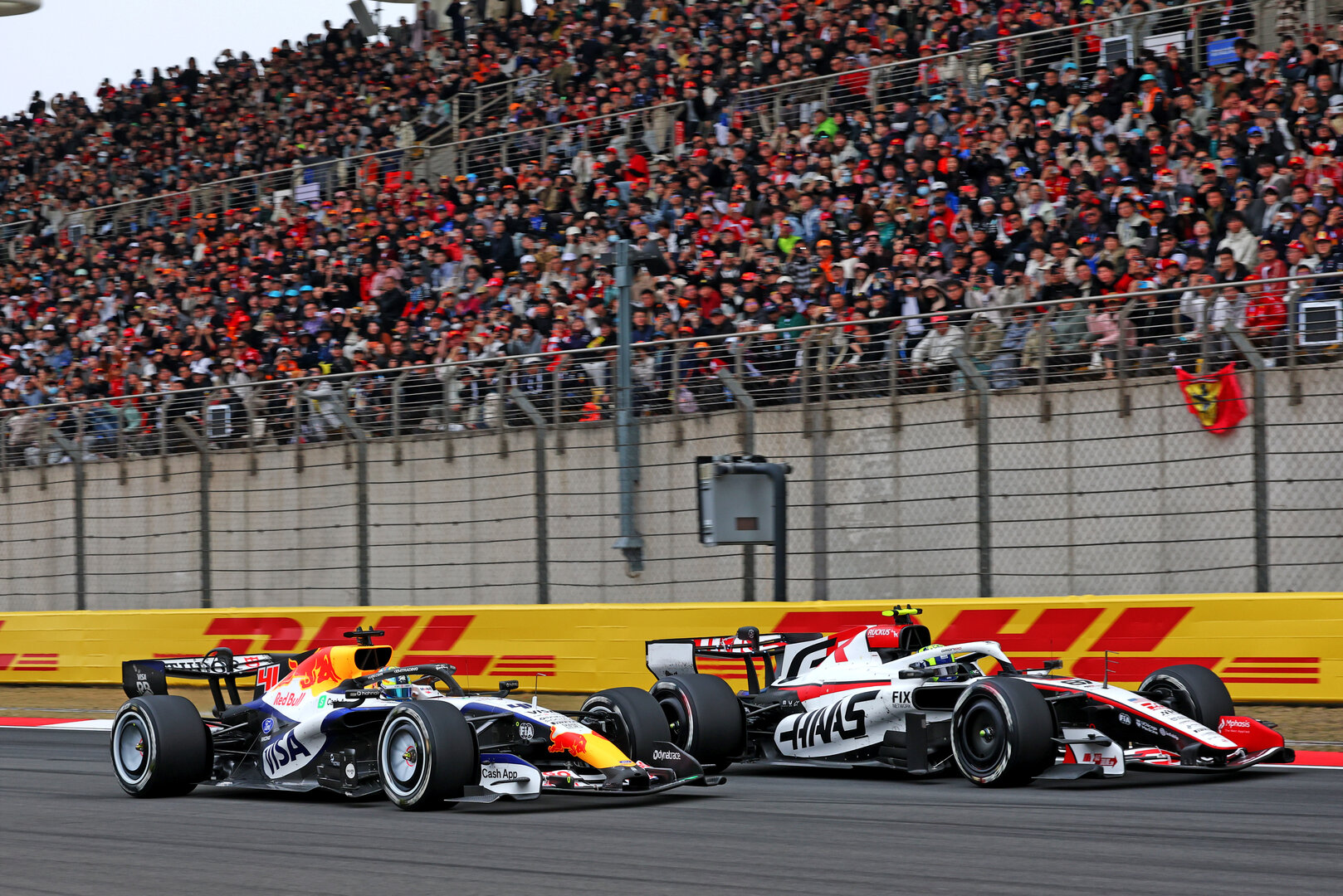 GP CINA, Arvid Lindblad (GBR) Racing Bulls Formula One Team VCARB 03 e Oliver Bearman (GBR) Haas F1 Team VF-26 battle for position.
15.03.2026. Formula 1 World Championship, Rd 2, Chinese Grand Prix, Shanghai, China, Gara Day.
- www.xpbimages.com, EMail: requests@xpbimages.com © Copyright: Bearne / XPB Images