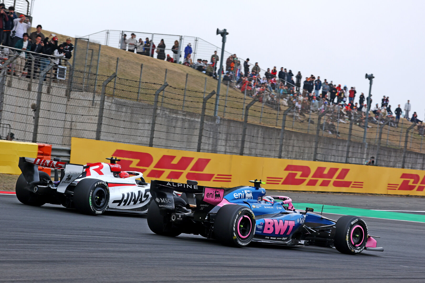 GP CINA, Franco Colapinto (ARG) Alpine F1 Team A526 e Esteban Ocon (FRA) Haas F1 Team VF-26 battle for position.
15.03.2026. Formula 1 World Championship, Rd 2, Chinese Grand Prix, Shanghai, China, Gara Day.
- www.xpbimages.com, EMail: requests@xpbimages.com © Copyright: Bearne / XPB Images