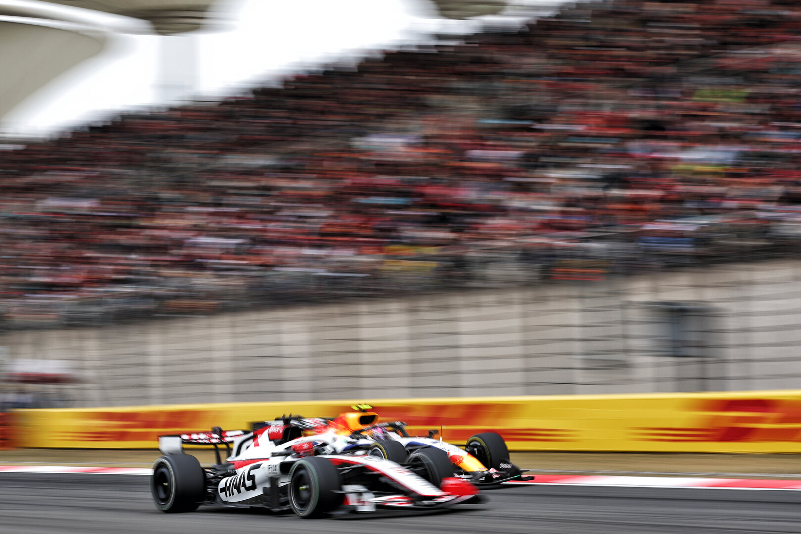 GP CINA, Esteban Ocon (FRA) Haas F1 Team VF-26 e Liam Lawson (NZL) Racing Bulls Formula One Team VCARB 03 battle for position.
15.03.2026. Formula 1 World Championship, Rd 2, Chinese Grand Prix, Shanghai, China, Gara Day.
- www.xpbimages.com, EMail: requests@xpbimages.com © Copyright: Bearne / XPB Images