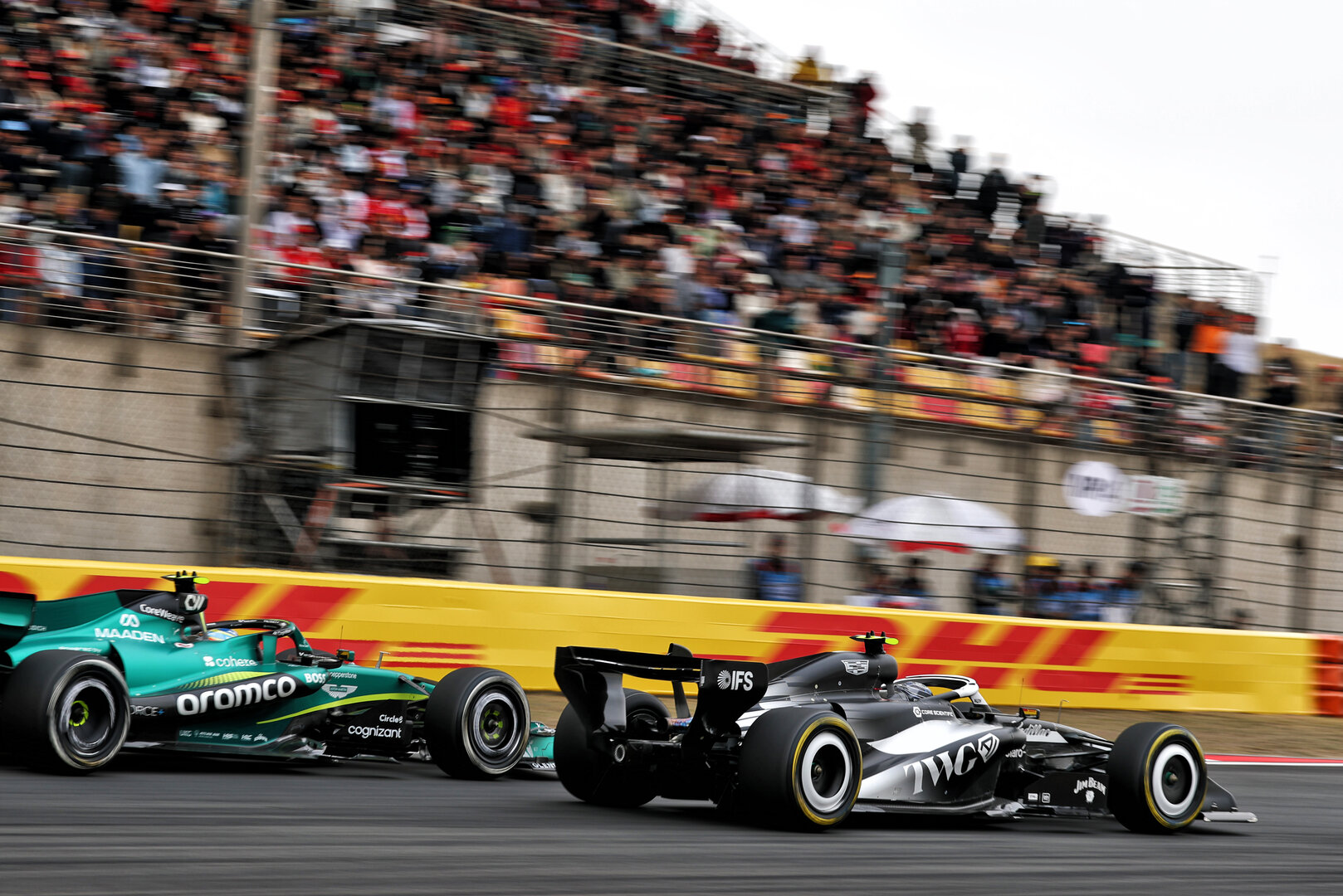 GP CINA, Valtteri Bottas (FIN) Cadillac Formula 1 Team MAC-26 e Fernando Alonso (ESP) Aston Martin F1 Team AMR26 battle for position.
15.03.2026. Formula 1 World Championship, Rd 2, Chinese Grand Prix, Shanghai, China, Gara Day.
- www.xpbimages.com, EMail: requests@xpbimages.com © Copyright: Bearne / XPB Images