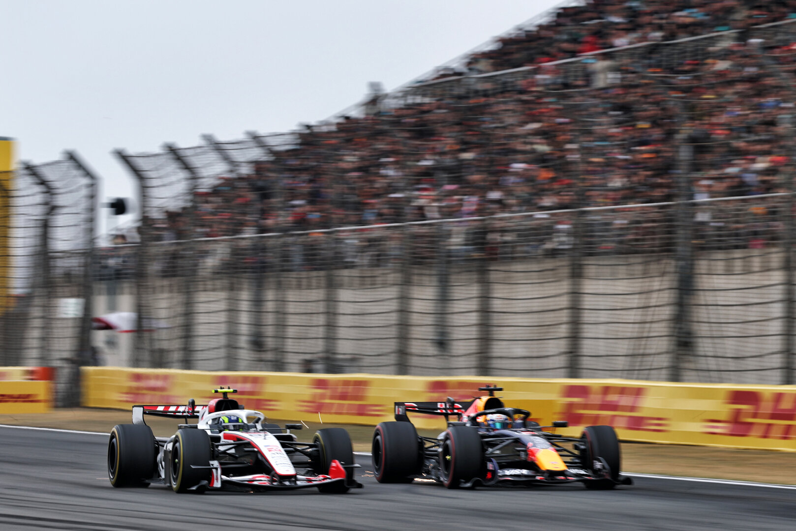 GP CINA, Oliver Bearman (GBR) Haas F1 Team VF-26 e Max Verstappen (NLD) Red Bull Racing RB22 battle for position.
15.03.2026. Formula 1 World Championship, Rd 2, Chinese Grand Prix, Shanghai, China, Gara Day.
- www.xpbimages.com, EMail: requests@xpbimages.com © Copyright: Bearne / XPB Images
