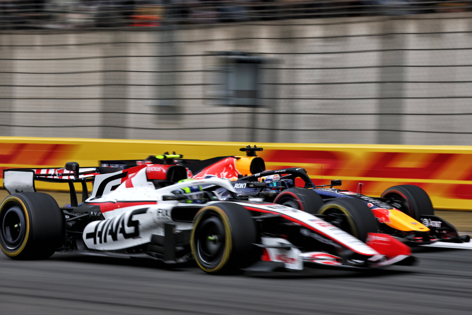 GP CINA, Oliver Bearman (GBR) Haas F1 Team VF-26 e Max Verstappen (NLD) Red Bull Racing RB22 battle for position.
15.03.2026. Formula 1 World Championship, Rd 2, Chinese Grand Prix, Shanghai, China, Gara Day.
- www.xpbimages.com, EMail: requests@xpbimages.com © Copyright: Bearne / XPB Images