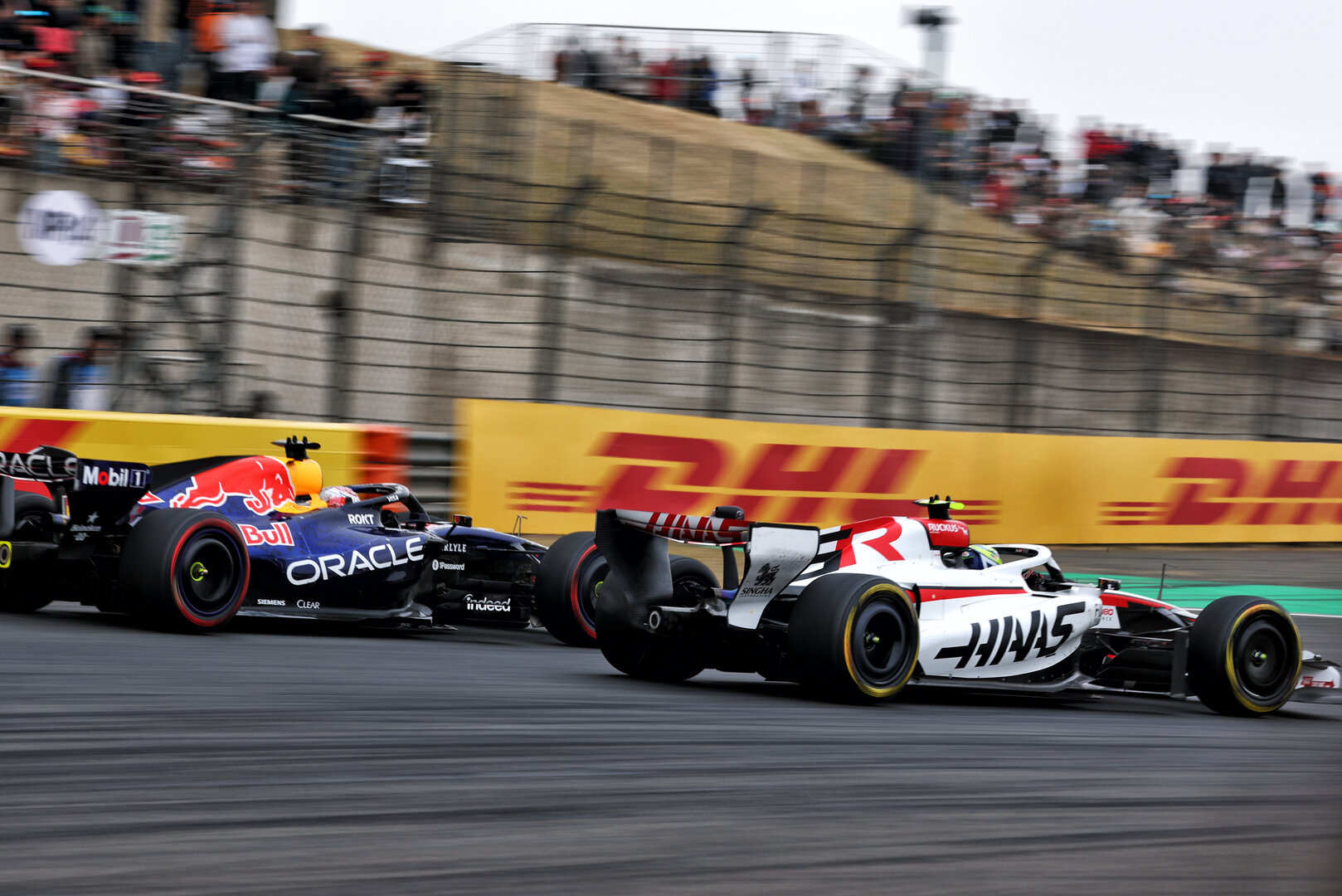 GP CINA, Oliver Bearman (GBR) Haas F1 Team VF-26 e Max Verstappen (NLD) Red Bull Racing RB22 battle for position.
15.03.2026. Formula 1 World Championship, Rd 2, Chinese Grand Prix, Shanghai, China, Gara Day.
- www.xpbimages.com, EMail: requests@xpbimages.com © Copyright: Bearne / XPB Images