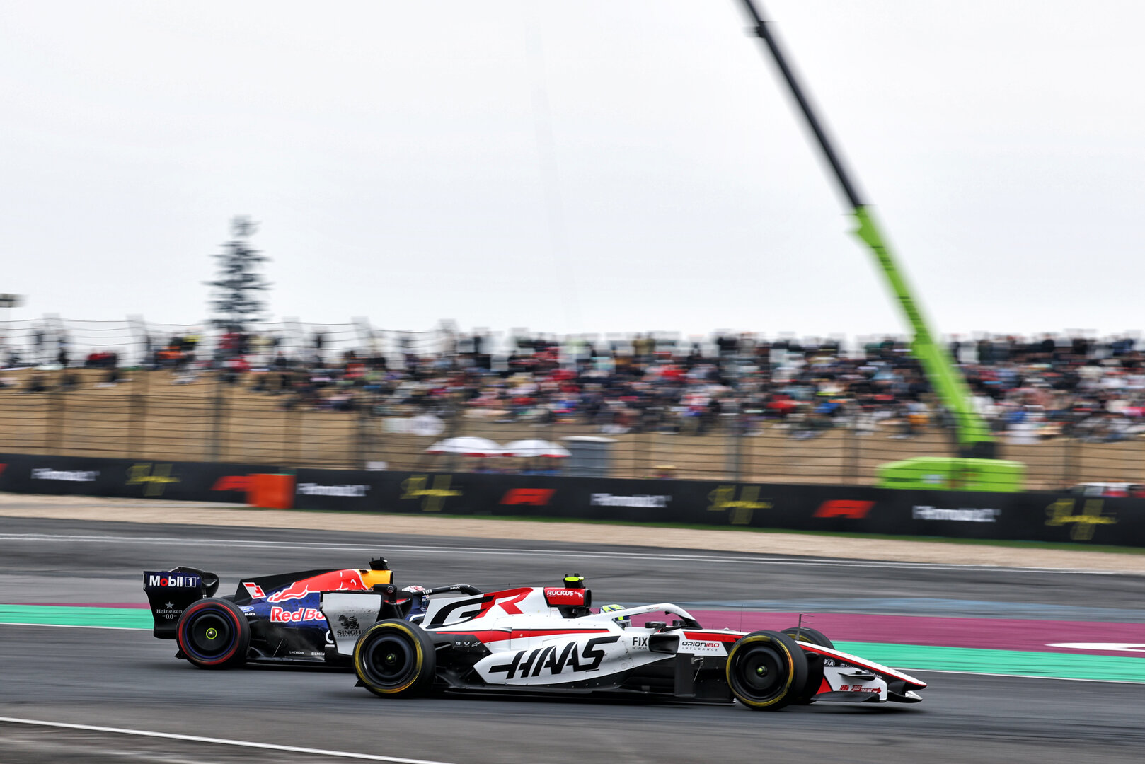 GP CINA, Oliver Bearman (GBR) Haas F1 Team VF-26 e Max Verstappen (NLD) Red Bull Racing RB22 battle for position.
15.03.2026. Formula 1 World Championship, Rd 2, Chinese Grand Prix, Shanghai, China, Gara Day.
- www.xpbimages.com, EMail: requests@xpbimages.com © Copyright: Bearne / XPB Images