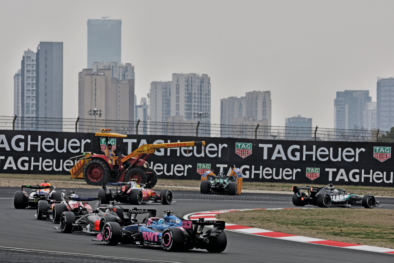 GP CINA, Pierre Gasly (FRA) Alpine F1 Team A526 as the Aston Martin F1 Team AMR26 of Lance Stroll (CDN) is removed from the circuit.
15.03.2026. Formula 1 World Championship, Rd 2, Chinese Grand Prix, Shanghai, China, Gara Day.
- www.xpbimages.com, EMail: requests@xpbimages.com © Copyright: Moy / XPB Images