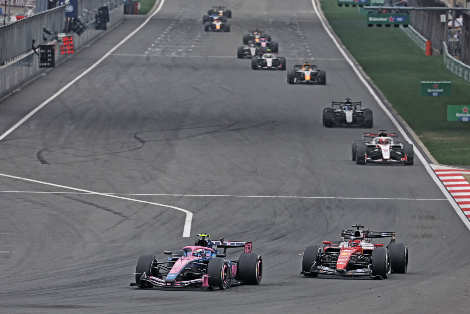 GP CINA, Franco Colapinto (ARG) Alpine F1 Team A526 e Charles Leclerc (MON) Ferrari SF-26.
15.03.2026. Formula 1 World Championship, Rd 2, Chinese Grand Prix, Shanghai, China, Gara Day.
- www.xpbimages.com, EMail: requests@xpbimages.com © Copyright: Moy / XPB Images