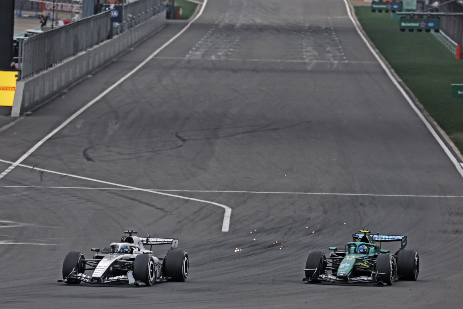 GP CINA, Sergio Perez (MEX) Cadillac Formula 1 Team MAC-26 e Fernando Alonso (ESP) Aston Martin F1 Team AMR26 battle for position.
15.03.2026. Formula 1 World Championship, Rd 2, Chinese Grand Prix, Shanghai, China, Gara Day.
- www.xpbimages.com, EMail: requests@xpbimages.com © Copyright: Moy / XPB Images