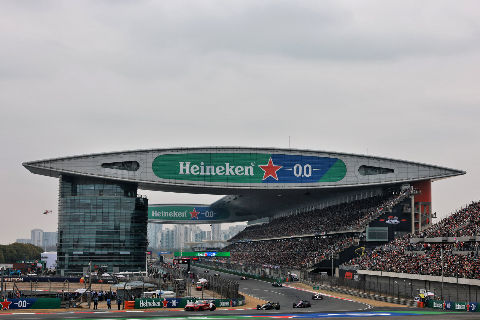 GP CINA, Andrea Kimi Antonelli (ITA) Mercedes AMG Formula One Team W17 davanti a behind the Mercedes FIA Safety Car.
15.03.2026. Formula 1 World Championship, Rd 2, Chinese Grand Prix, Shanghai, China, Gara Day.
- www.xpbimages.com, EMail: requests@xpbimages.com © Copyright: Moy / XPB Images