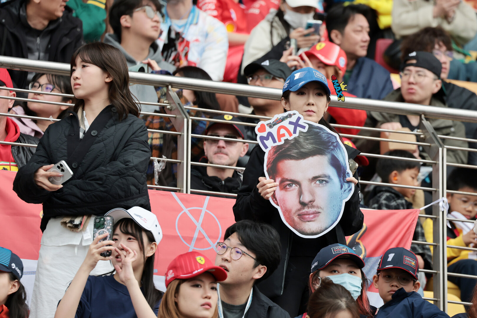 GP CINA, Circuit Atmosfera - fans in the grandstand.
15.03.2026. Formula 1 World Championship, Rd 2, Chinese Grand Prix, Shanghai, China, Gara Day.
- www.xpbimages.com, EMail: requests@xpbimages.com © Copyright: Moy / XPB Images