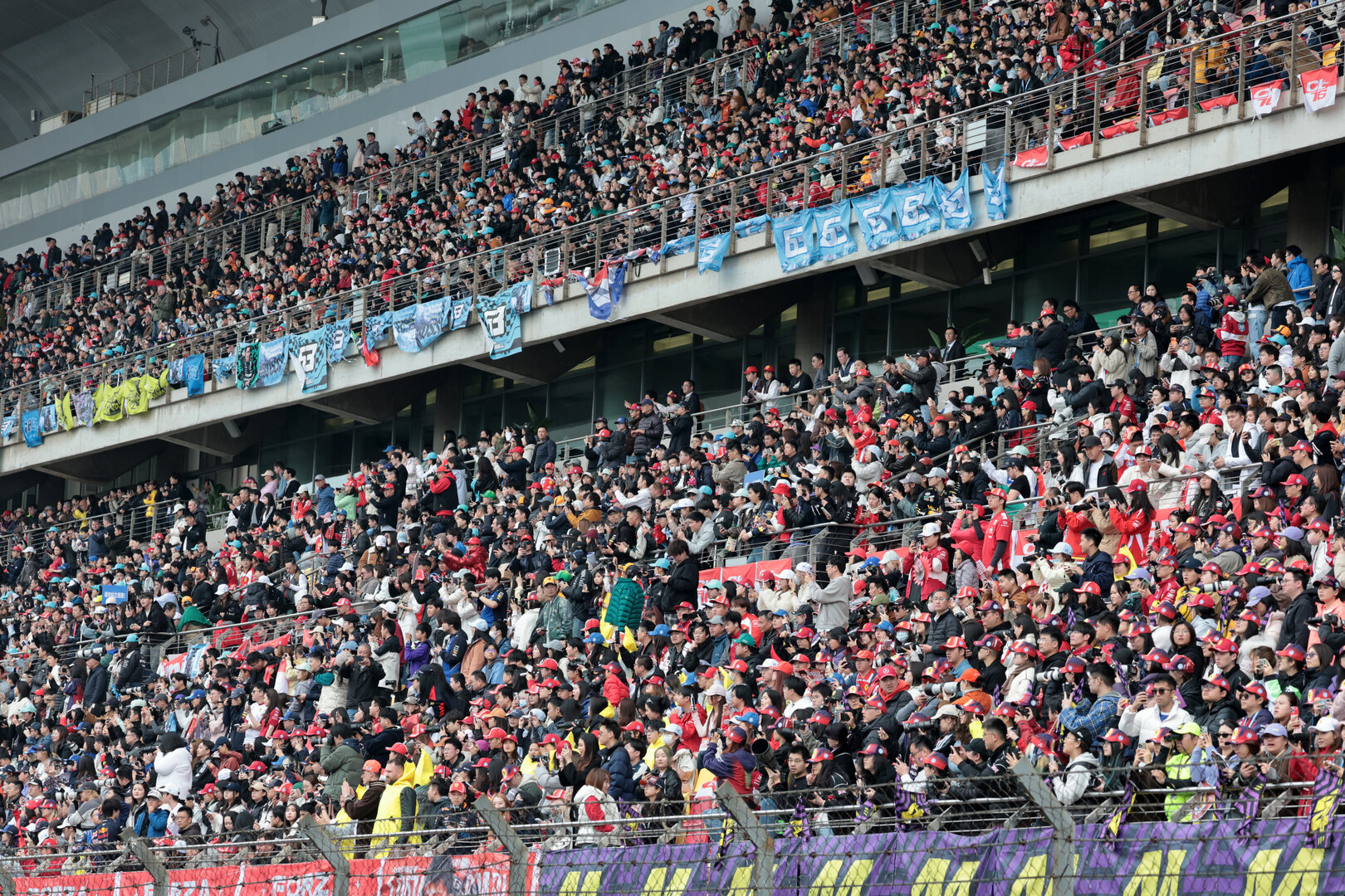 GP CINA, Circuit Atmosfera - fans in the grandstand.
15.03.2026. Formula 1 World Championship, Rd 2, Chinese Grand Prix, Shanghai, China, Gara Day.
- www.xpbimages.com, EMail: requests@xpbimages.com © Copyright: Moy / XPB Images