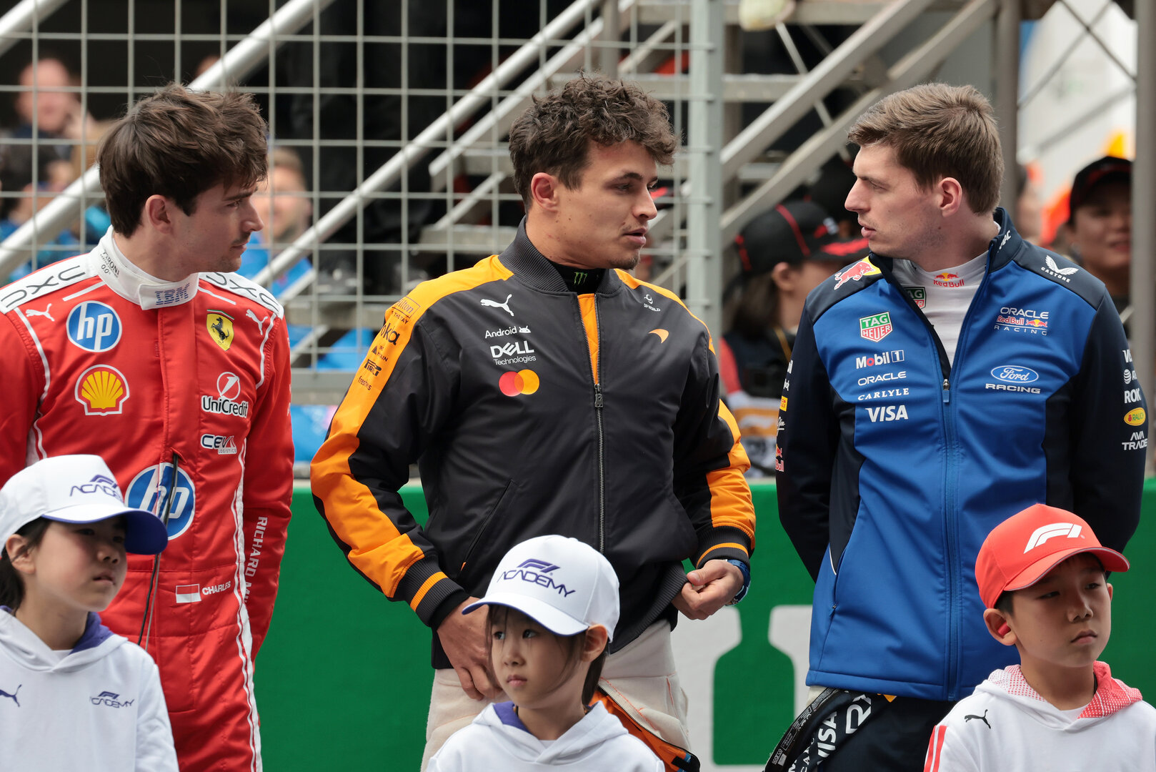 GP CINA, (L to R): Charles Leclerc (MON) Ferrari; Lando Norris (GBR) McLaren F1 Team; e Max Verstappen (NLD) Red Bull Racing on the grid.
15.03.2026. Formula 1 World Championship, Rd 2, Chinese Grand Prix, Shanghai, China, Gara Day.
- www.xpbimages.com, EMail: requests@xpbimages.com © Copyright: Moy / XPB Images