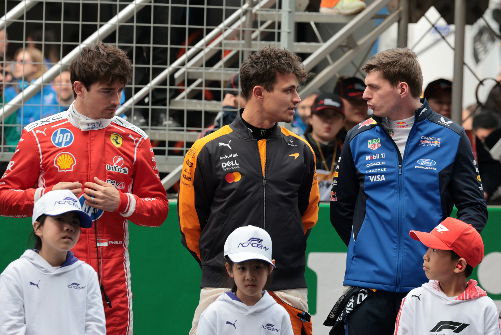 GP CINA, (L to R): Charles Leclerc (MON) Ferrari; Lando Norris (GBR) McLaren F1 Team; e Max Verstappen (NLD) Red Bull Racing on the grid.
15.03.2026. Formula 1 World Championship, Rd 2, Chinese Grand Prix, Shanghai, China, Gara Day.
- www.xpbimages.com, EMail: requests@xpbimages.com © Copyright: Moy / XPB Images