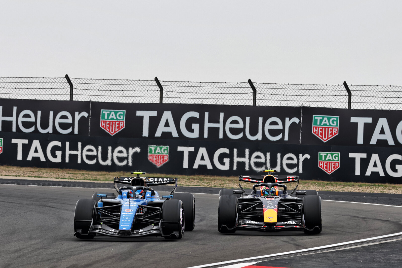 GP CINA, Carlos Sainz (ESP) Williams F1 Team FW48 e Isack Hadjar (FRA) Red Bull Racing RB22 battle for position.
15.03.2026. Formula 1 World Championship, Rd 2, Chinese Grand Prix, Shanghai, China, Gara Day.
- www.xpbimages.com, EMail: requests@xpbimages.com © Copyright: Patching / XPB Images