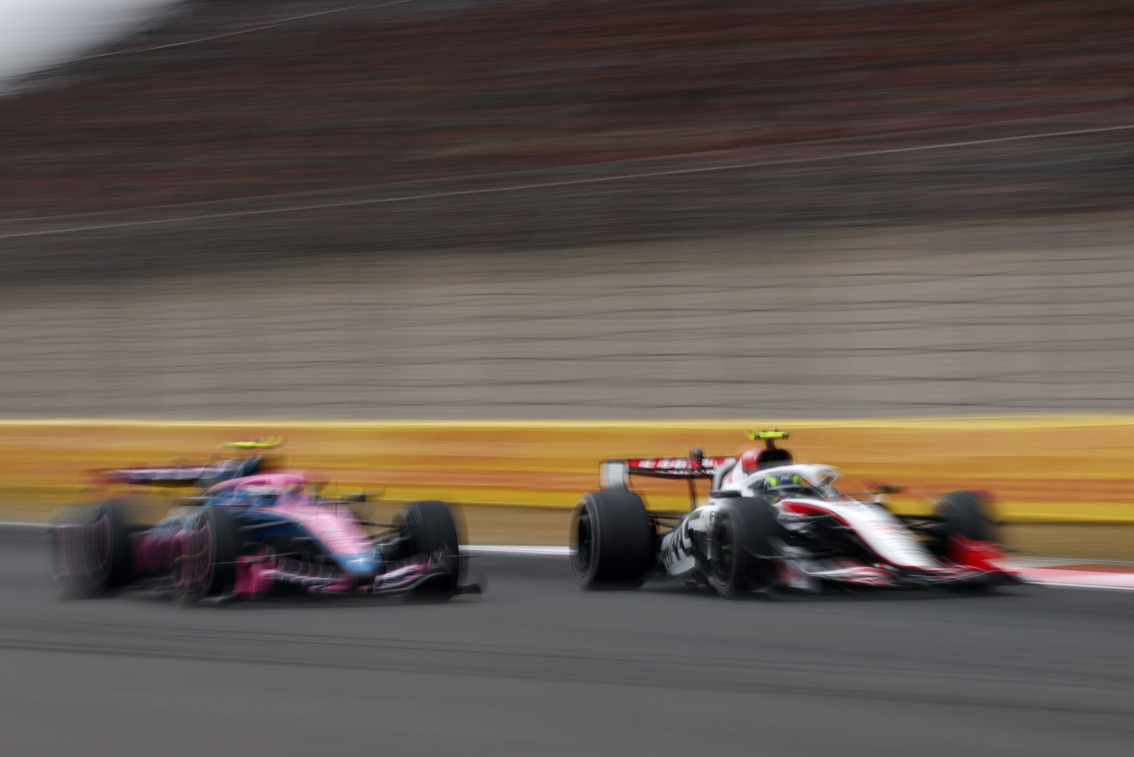 GP CINA, Franco Colapinto (ARG) Alpine F1 Team A526 e Oliver Bearman (GBR) Haas F1 Team VF-26 battle for position.
15.03.2026. Formula 1 World Championship, Rd 2, Chinese Grand Prix, Shanghai, China, Gara Day.
- www.xpbimages.com, EMail: requests@xpbimages.com © Copyright: Bearne / XPB Images