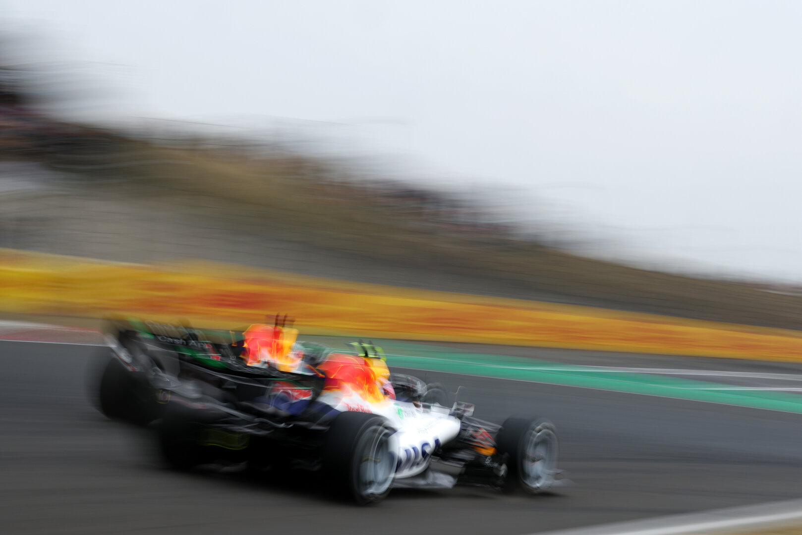 GP CINA, Max Verstappen (NLD) Red Bull Racing RB22 e Liam Lawson (NZL) Racing Bulls Formula One Team VCARB 03 battle for position.
15.03.2026. Formula 1 World Championship, Rd 2, Chinese Grand Prix, Shanghai, China, Gara Day.
- www.xpbimages.com, EMail: requests@xpbimages.com © Copyright: Bearne / XPB Images