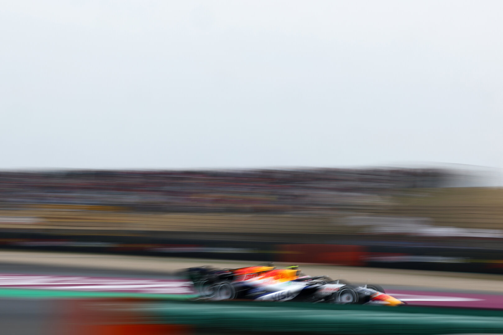 GP CINA, Max Verstappen (NLD) Red Bull Racing RB22 e Liam Lawson (NZL) Racing Bulls Formula One Team VCARB 03 battle for position.
15.03.2026. Formula 1 World Championship, Rd 2, Chinese Grand Prix, Shanghai, China, Gara Day.
- www.xpbimages.com, EMail: requests@xpbimages.com © Copyright: Bearne / XPB Images