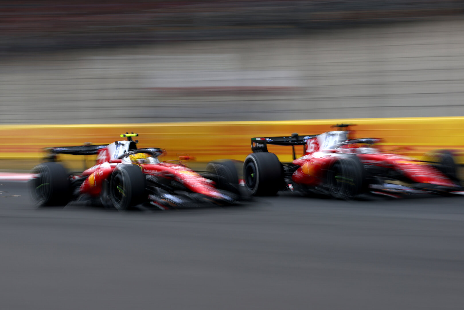 GP CINA, Lewis Hamilton (GBR) Ferrari SF-26 e Charles Leclerc (MON) Ferrari SF-26 battle for position.
15.03.2026. Formula 1 World Championship, Rd 2, Chinese Grand Prix, Shanghai, China, Gara Day.
- www.xpbimages.com, EMail: requests@xpbimages.com © Copyright: Bearne / XPB Images