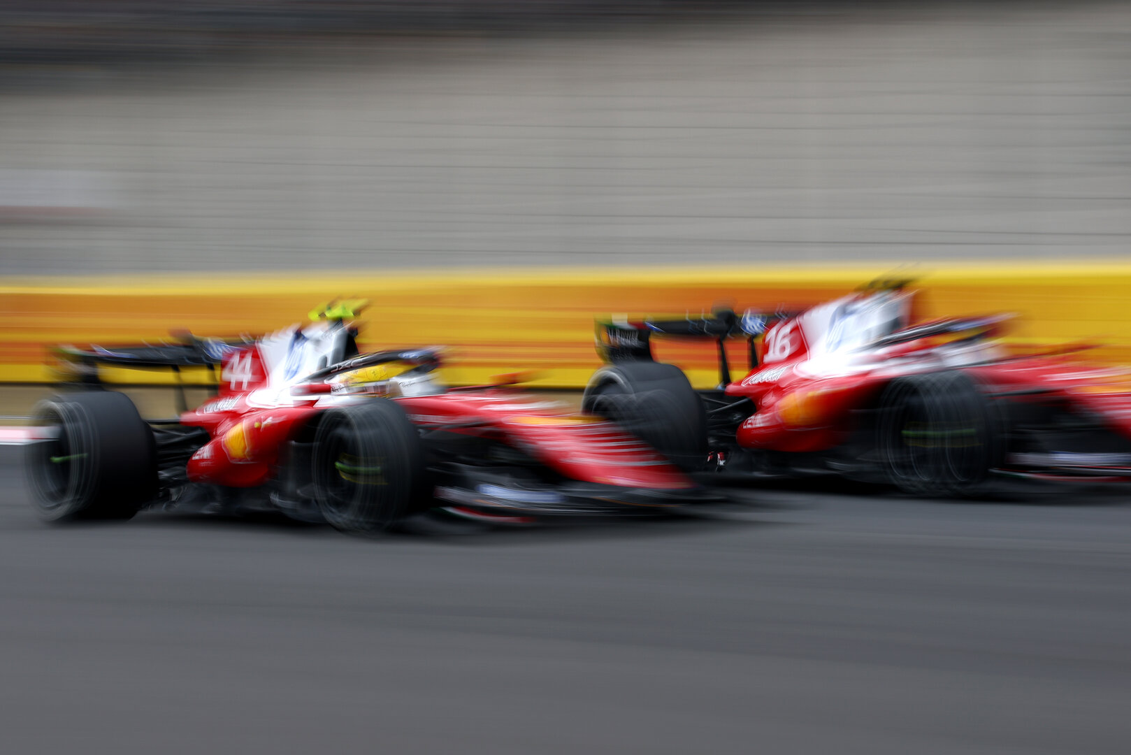 GP CINA, Lewis Hamilton (GBR) Ferrari SF-26 e Charles Leclerc (MON) Ferrari SF-26 battle for position.
15.03.2026. Formula 1 World Championship, Rd 2, Chinese Grand Prix, Shanghai, China, Gara Day.
- www.xpbimages.com, EMail: requests@xpbimages.com © Copyright: Bearne / XPB Images