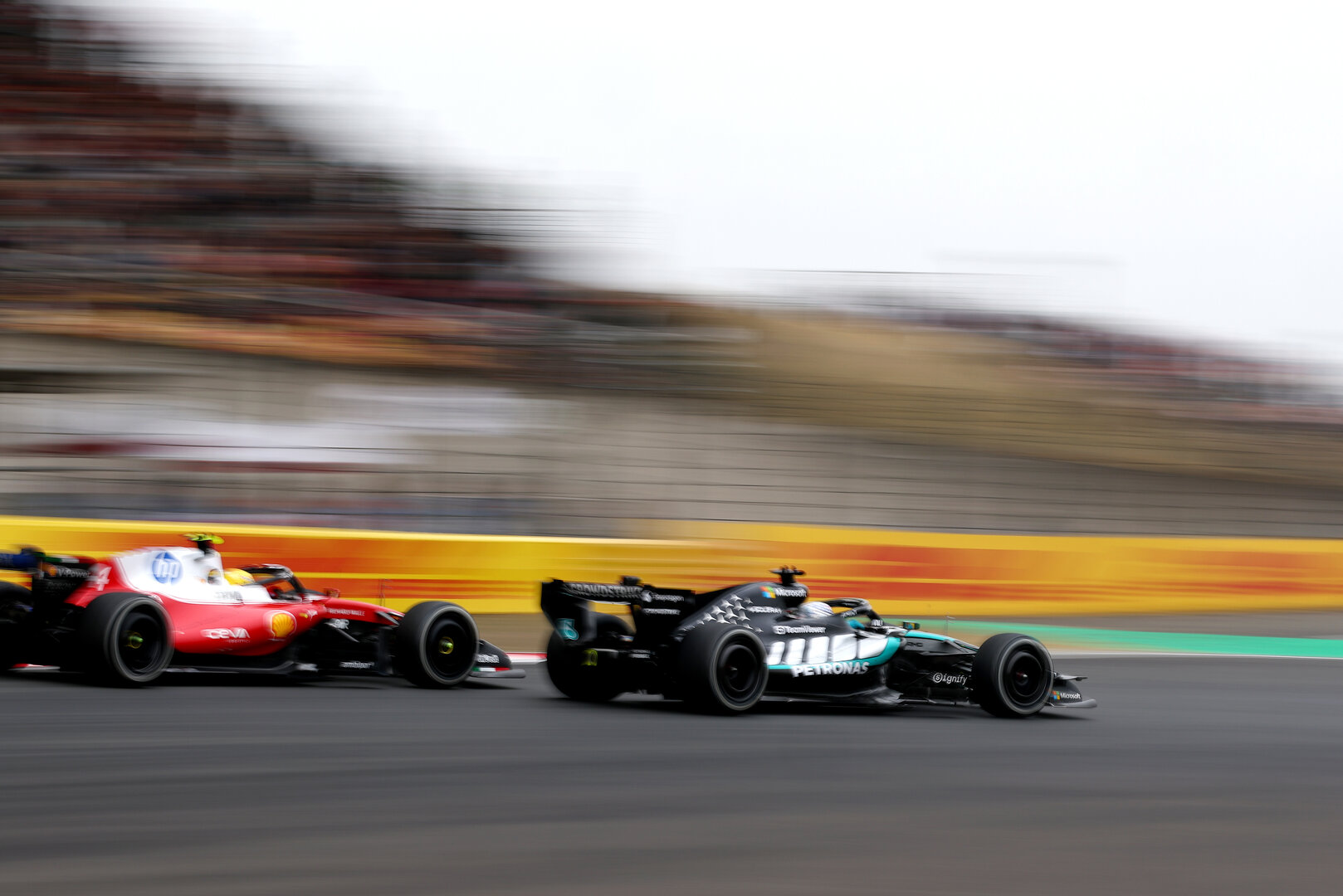 GP CINA, George Russell (GBR) Mercedes AMG Formula One Team W17 e Lewis Hamilton (GBR) Ferrari SF-26 battle for position.
15.03.2026. Formula 1 World Championship, Rd 2, Chinese Grand Prix, Shanghai, China, Gara Day.
- www.xpbimages.com, EMail: requests@xpbimages.com © Copyright: Bearne / XPB Images