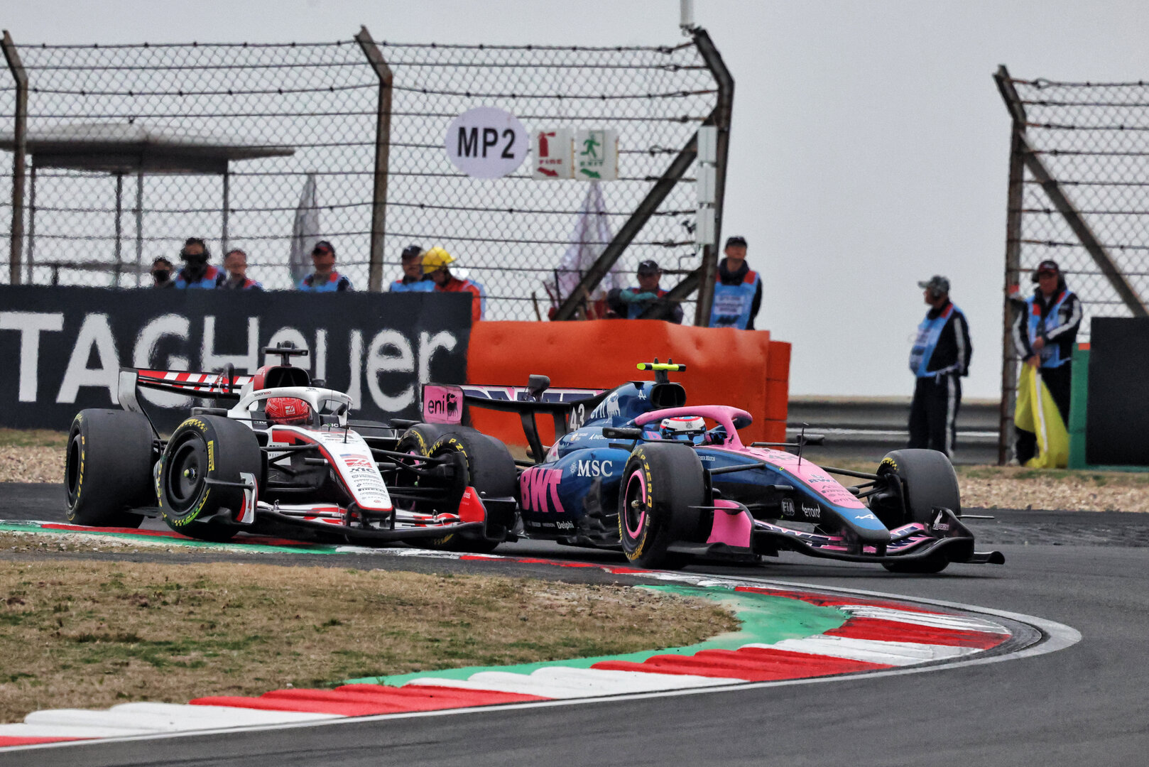 GP CINA, Esteban Ocon (FRA) Haas F1 Team VF-26 e Franco Colapinto (ARG) Alpine F1 Team A526 collide in the race.
15.03.2026. Formula 1 World Championship, Rd 2, Chinese Grand Prix, Shanghai, China, Gara Day.
- www.xpbimages.com, EMail: requests@xpbimages.com © Copyright: Batchelor / XPB Images