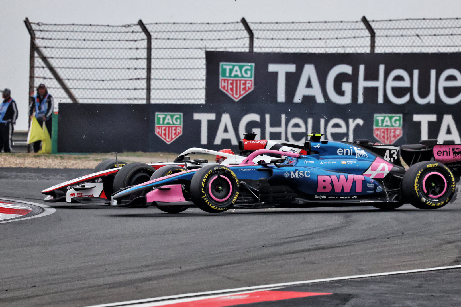 GP CINA, Esteban Ocon (FRA) Haas F1 Team VF-26 e Franco Colapinto (ARG) Alpine F1 Team A526 collide in the race.
15.03.2026. Formula 1 World Championship, Rd 2, Chinese Grand Prix, Shanghai, China, Gara Day.
- www.xpbimages.com, EMail: requests@xpbimages.com © Copyright: Batchelor / XPB Images