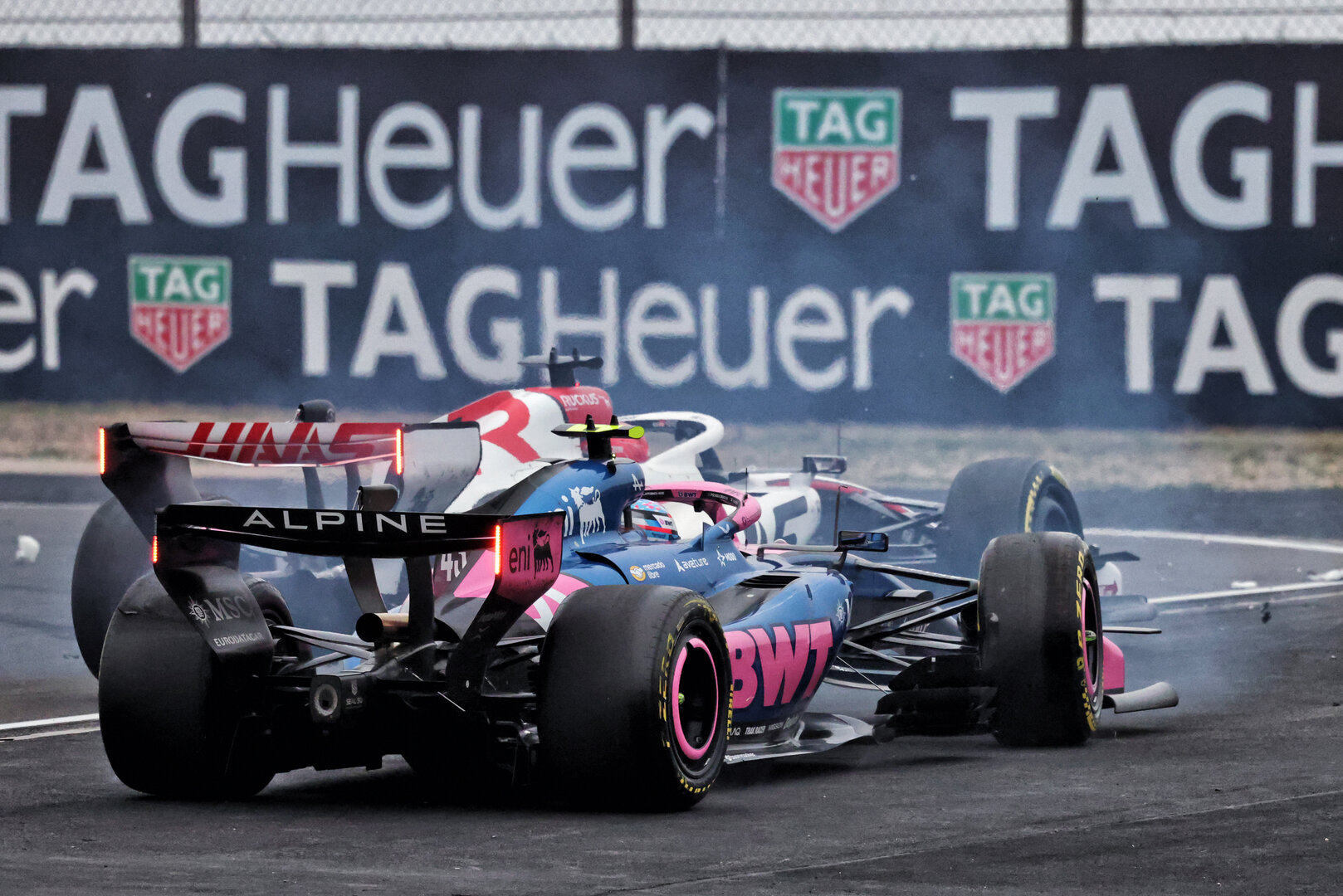 GP CINA, Esteban Ocon (FRA) Haas F1 Team VF-26 e Franco Colapinto (ARG) Alpine F1 Team A526 collide in the race.
15.03.2026. Formula 1 World Championship, Rd 2, Chinese Grand Prix, Shanghai, China, Gara Day.
- www.xpbimages.com, EMail: requests@xpbimages.com © Copyright: Batchelor / XPB Images