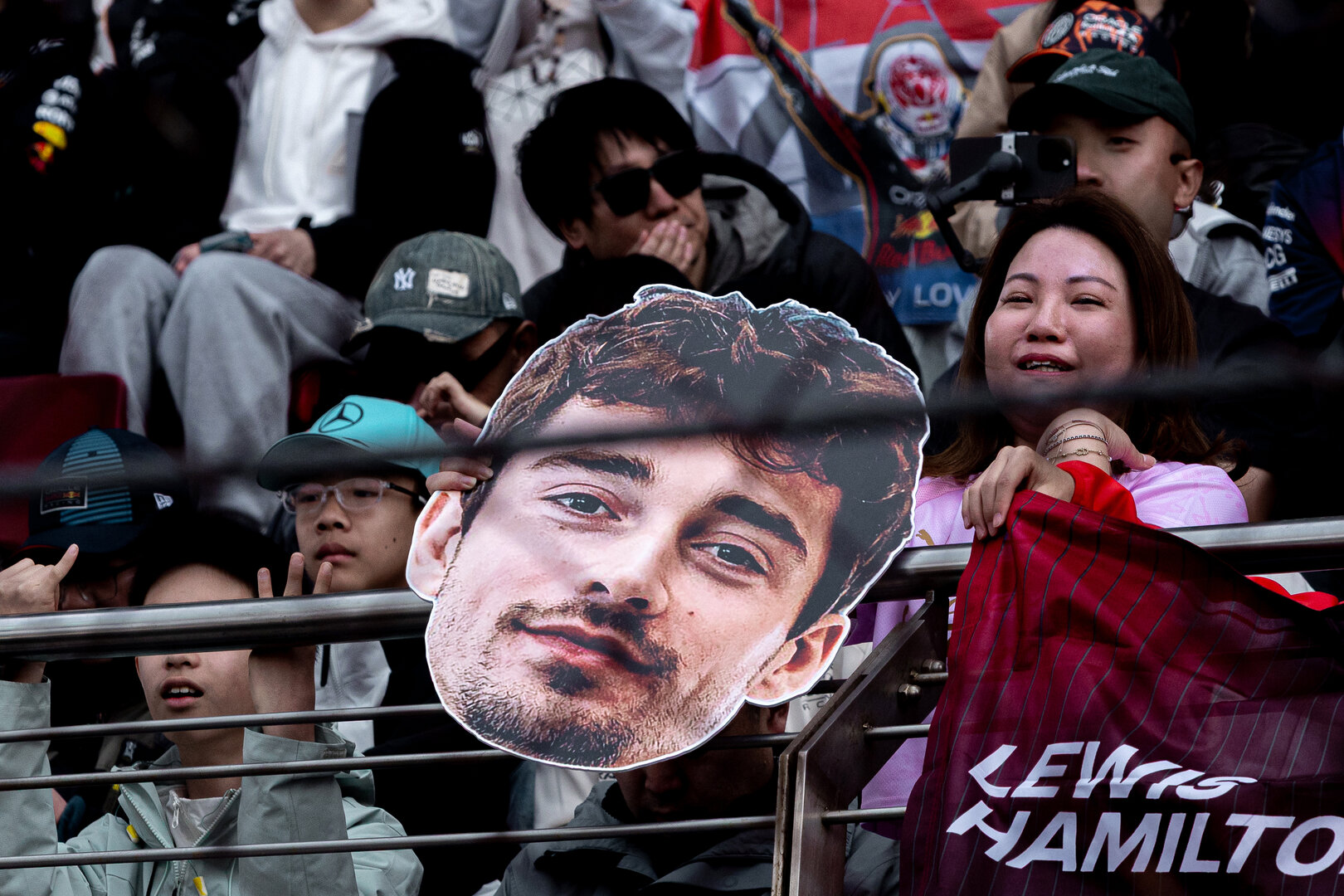 GP CINA, Circuit Atmosfera - fans in the grandstand.
15.03.2026. Formula 1 World Championship, Rd 2, Chinese Grand Prix, Shanghai, China, Gara Day.
- www.xpbimages.com, EMail: requests@xpbimages.com © Copyright: Denny / XPB Images