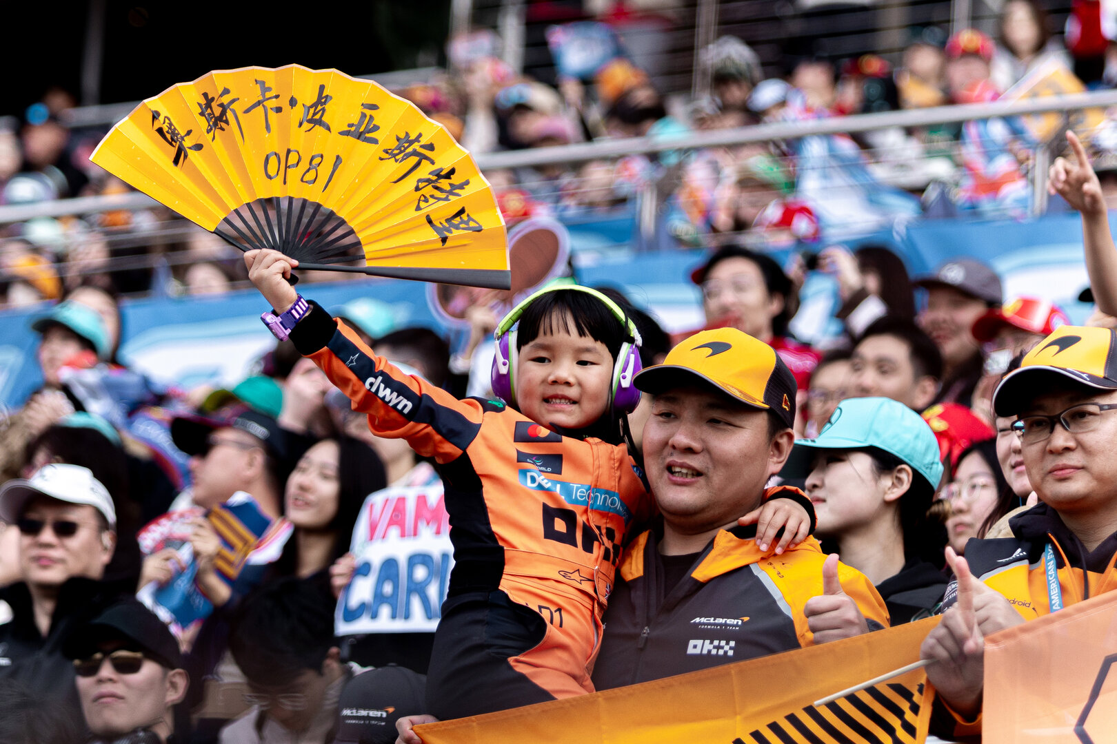 GP CINA, Circuit Atmosfera - fans in the grandstand.
15.03.2026. Formula 1 World Championship, Rd 2, Chinese Grand Prix, Shanghai, China, Gara Day.
- www.xpbimages.com, EMail: requests@xpbimages.com © Copyright: Denny / XPB Images