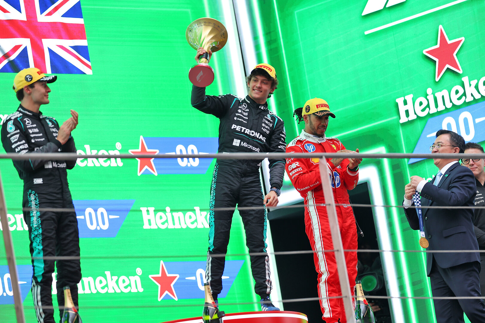 GP CINA, The podium (L to R): George Russell (GBR) Mercedes AMG Formula One Team, second; Andrea Kimi Antonelli (ITA) Mercedes AMG Formula One Team, vincitore; Lewis Hamilton (GBR) Ferrari, third.
15.03.2026. Formula 1 World Championship, Rd 2, Chinese Grand Prix, Shanghai, China, Gara Day.
- www.xpbimages.com, EMail: requests@xpbimages.com © Copyright: Charniaux / XPB Images
