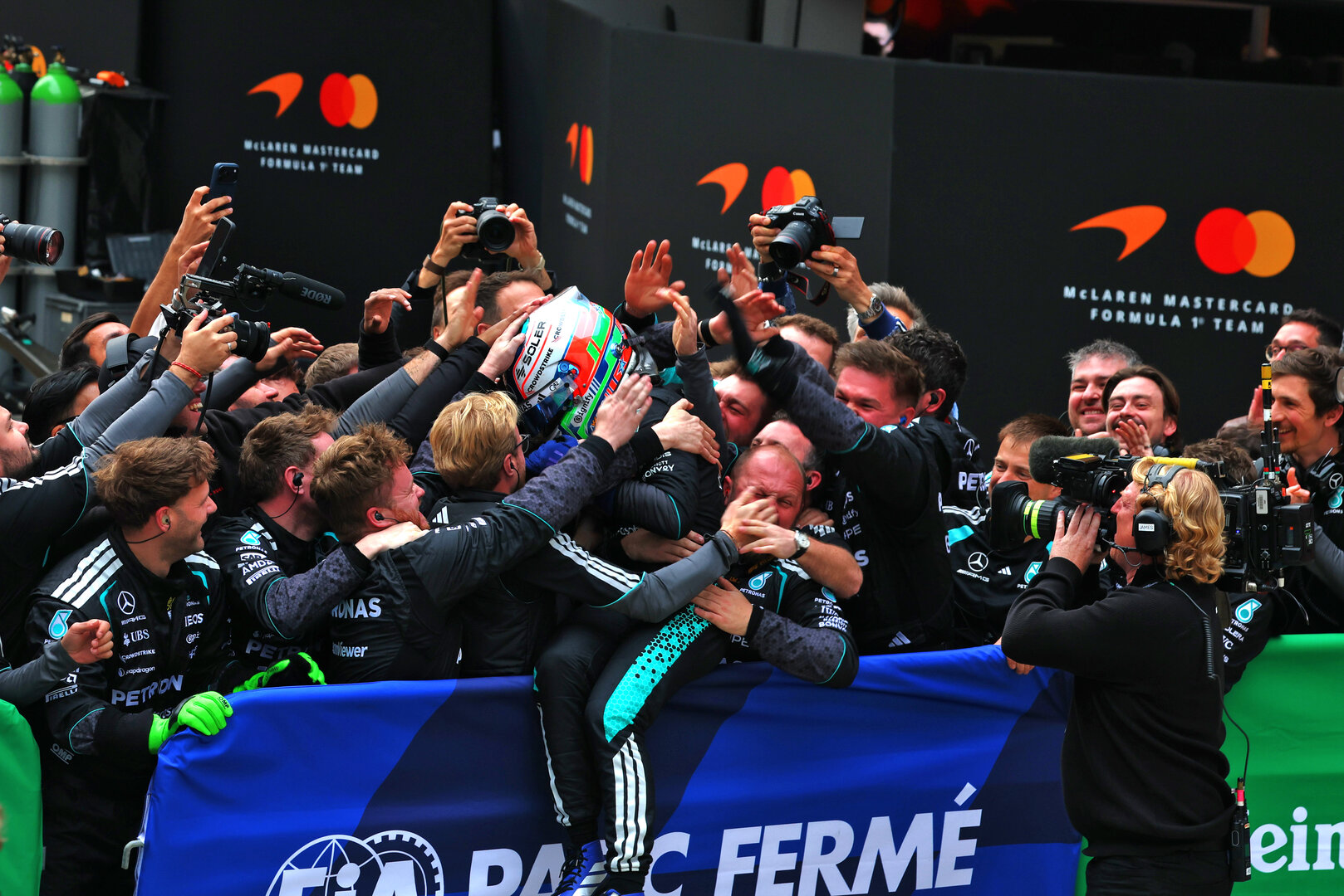 GP CINA, Gara winner Andrea Kimi Antonelli (ITA) Mercedes AMG Formula One Team celebrates with the team in parc ferme.
15.03.2026. Formula 1 World Championship, Rd 2, Chinese Grand Prix, Shanghai, China, Gara Day.
- www.xpbimages.com, EMail: requests@xpbimages.com © Copyright: Patching / XPB Images