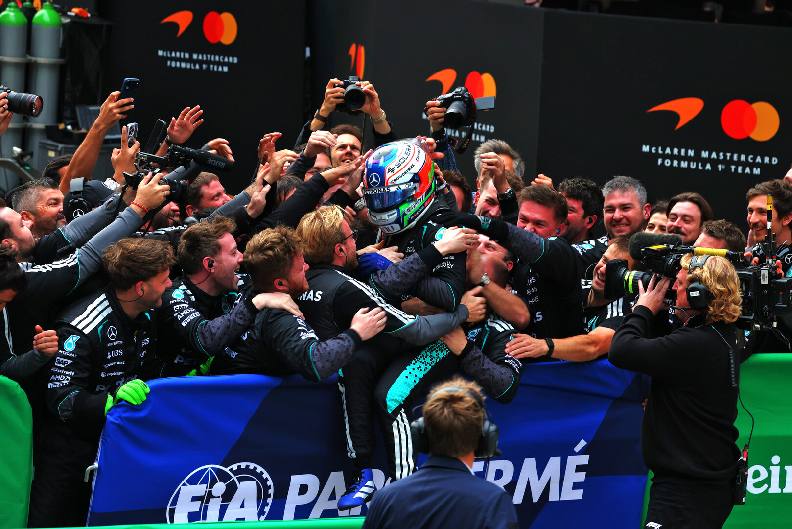 GP CINA, Gara winner Andrea Kimi Antonelli (ITA) Mercedes AMG Formula One Team celebrates with the team in parc ferme.
15.03.2026. Formula 1 World Championship, Rd 2, Chinese Grand Prix, Shanghai, China, Gara Day.
 - www.xpbimages.com, EMail: requests@xpbimages.com © Copyright: Patching / XPB Images