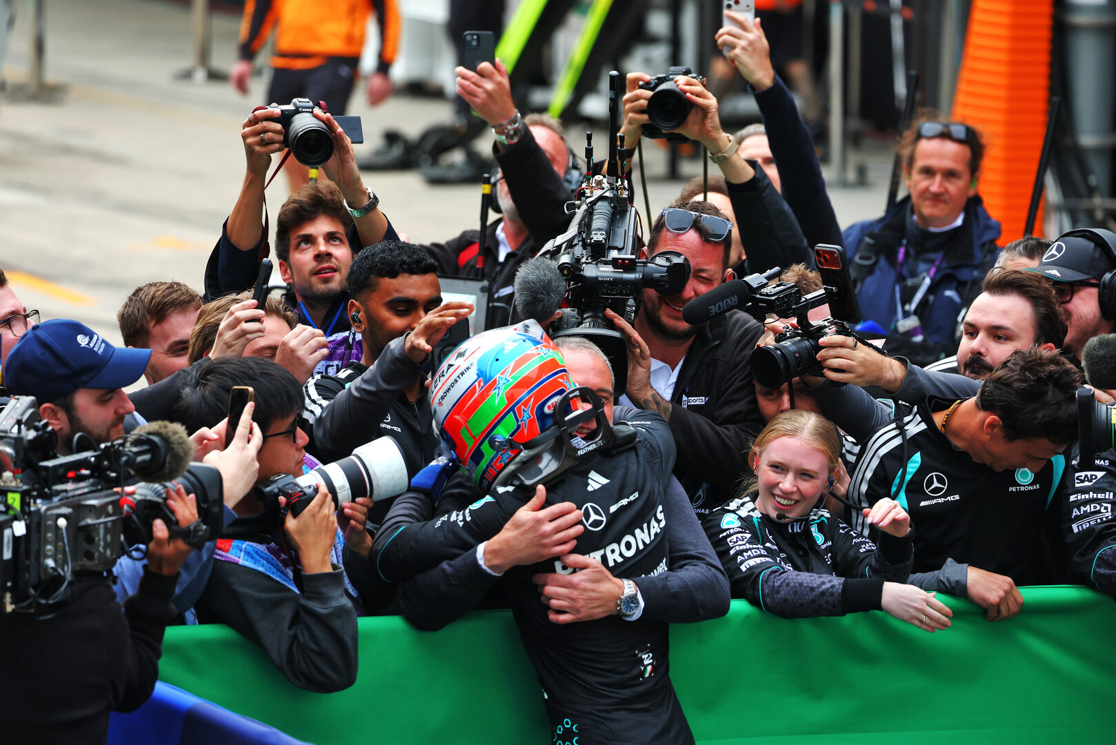 GP CINA, Gara winner Andrea Kimi Antonelli (ITA) Mercedes AMG Formula One Team celebrates with the team in parc ferme.
15.03.2026. Formula 1 World Championship, Rd 2, Chinese Grand Prix, Shanghai, China, Gara Day.
 - www.xpbimages.com, EMail: requests@xpbimages.com © Copyright: Patching / XPB Images
