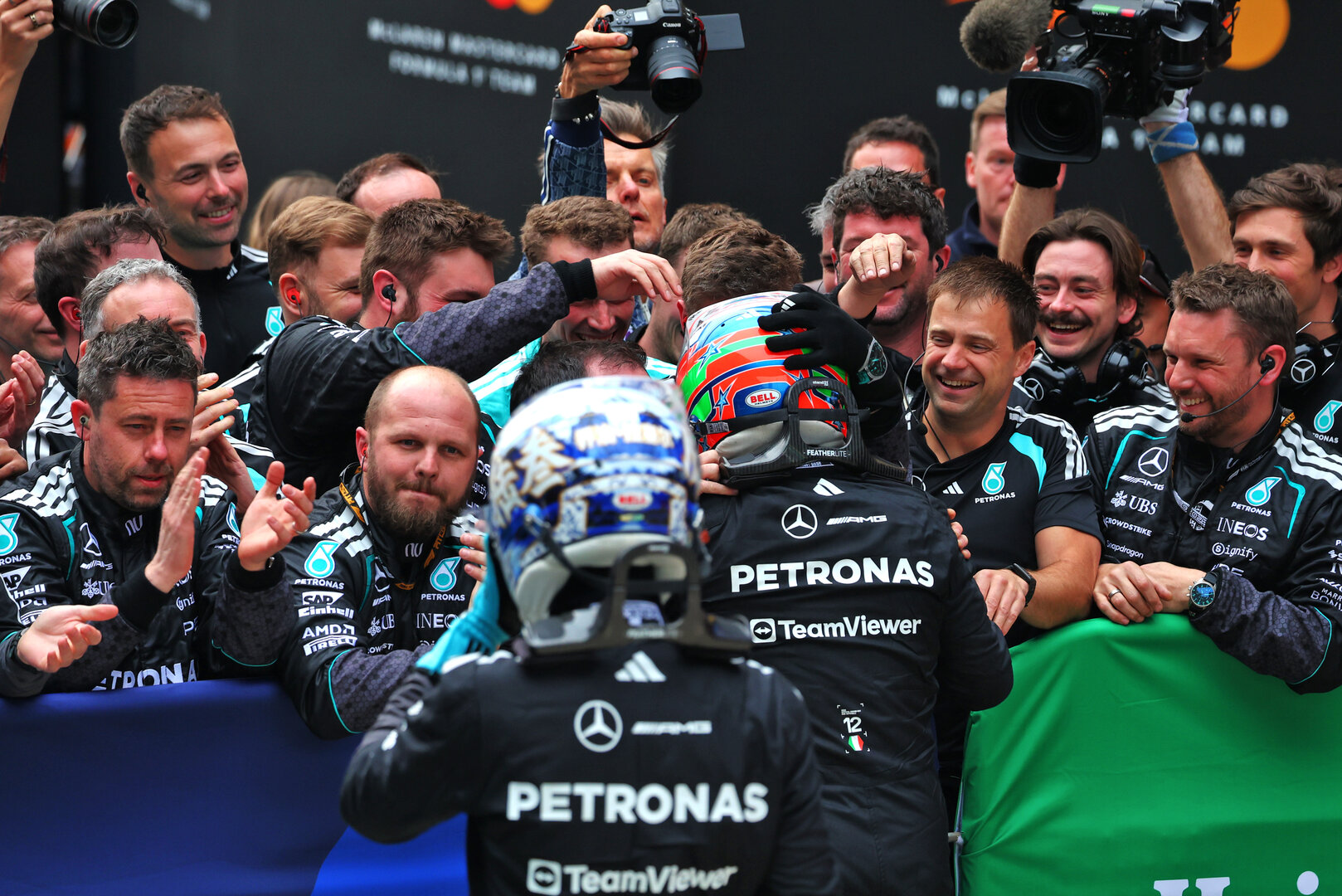 GP CINA, Gara winner Andrea Kimi Antonelli (ITA) Mercedes AMG Formula One Team celebrates with the team in parc ferme.
15.03.2026. Formula 1 World Championship, Rd 2, Chinese Grand Prix, Shanghai, China, Gara Day.
- www.xpbimages.com, EMail: requests@xpbimages.com © Copyright: Patching / XPB Images