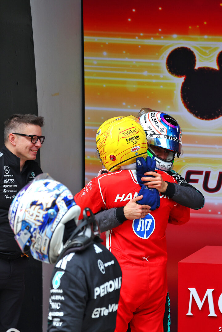 GP CINA, (L to R): Peter Bonnington (GBR) Mercedes AMG Formula One Team Gara Engineer with third placed Lewis Hamilton (GBR) Ferrari e vincitore Andrea Kimi Antonelli (ITA) Mercedes AMG Formula One Team in parc ferme.
15.03.2026. Formula 1 World Championship, Rd 2, Chinese Grand Prix, Shanghai, China, Gara Day.
- www.xpbimages.com, EMail: requests@xpbimages.com © Copyright: Patching / XPB Images