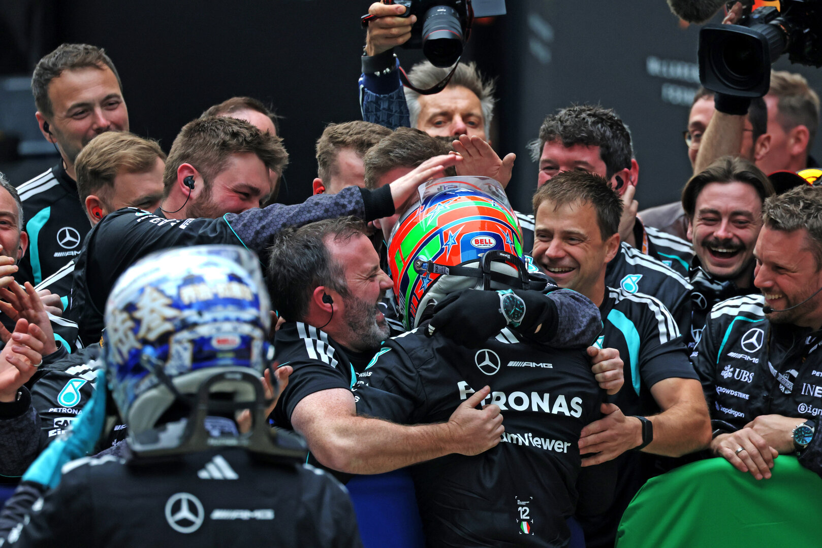 GP CINA, Gara winner Andrea Kimi Antonelli (ITA) Mercedes AMG Formula One Team celebrates with the team in parc ferme.
15.03.2026. Formula 1 World Championship, Rd 2, Chinese Grand Prix, Shanghai, China, Gara Day.
- www.xpbimages.com, EMail: requests@xpbimages.com © Copyright: Moy / XPB Images