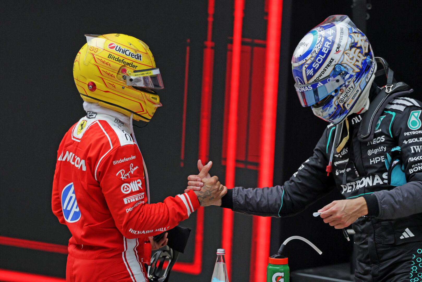 GP CINA, (L to R): Lewis Hamilton (GBR) Ferrari celebrates with George Russell (GBR) Mercedes AMG Formula One Team in parc ferme.
15.03.2026. Formula 1 World Championship, Rd 2, Chinese Grand Prix, Shanghai, China, Gara Day.
- www.xpbimages.com, EMail: requests@xpbimages.com © Copyright: Moy / XPB Images