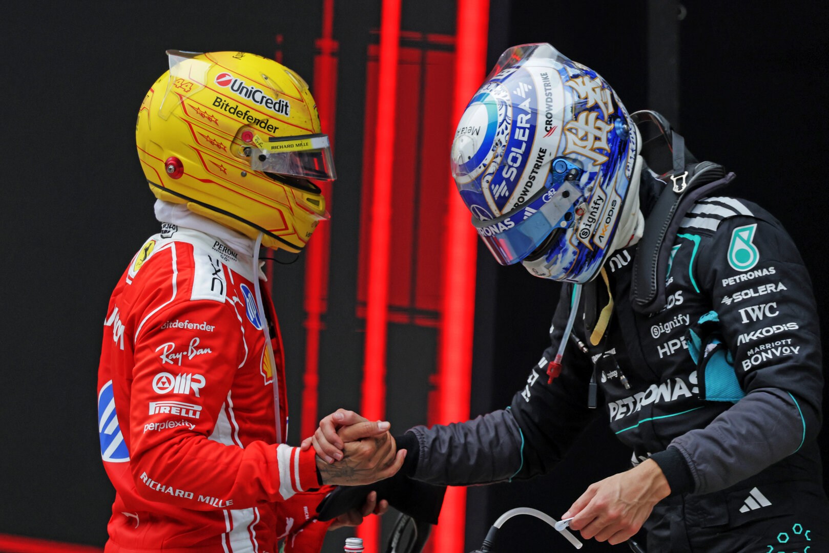 GP CINA, (L to R): Lewis Hamilton (GBR) Ferrari celebrates with George Russell (GBR) Mercedes AMG Formula One Team in parc ferme.
15.03.2026. Formula 1 World Championship, Rd 2, Chinese Grand Prix, Shanghai, China, Gara Day.
- www.xpbimages.com, EMail: requests@xpbimages.com © Copyright: Moy / XPB Images