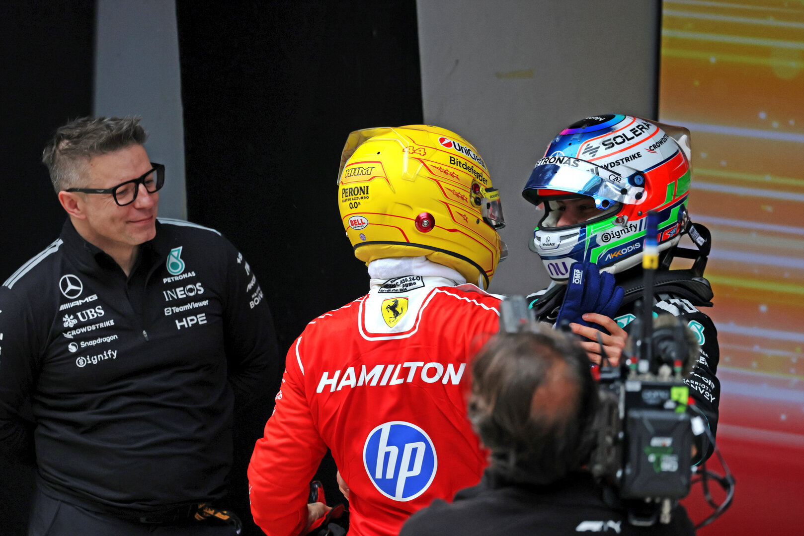 GP CINA, (L to R): Peter Bonnington (GBR) Mercedes AMG Formula One Team Gara Engineer with third placed Lewis Hamilton (GBR) Ferrari e vincitore Andrea Kimi Antonelli (ITA) Mercedes AMG Formula One Team in parc ferme.
15.03.2026. Formula 1 World Championship, Rd 2, Chinese Grand Prix, Shanghai, China, Gara Day.
- www.xpbimages.com, EMail: requests@xpbimages.com © Copyright: Moy / XPB Images
