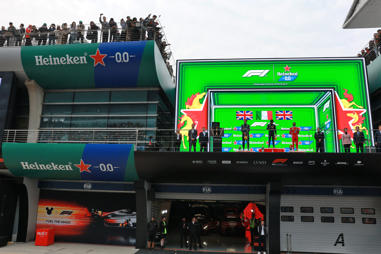 GP CINA, The podium (L to R): George Russell (GBR) Mercedes AMG Formula One Team, second; Andrea Kimi Antonelli (ITA) Mercedes AMG Formula One Team, vincitore; Lewis Hamilton (GBR) Ferrari, third.
15.03.2026. Formula 1 World Championship, Rd 2, Chinese Grand Prix, Shanghai, China, Gara Day.
- www.xpbimages.com, EMail: requests@xpbimages.com © Copyright: Moy / XPB Images