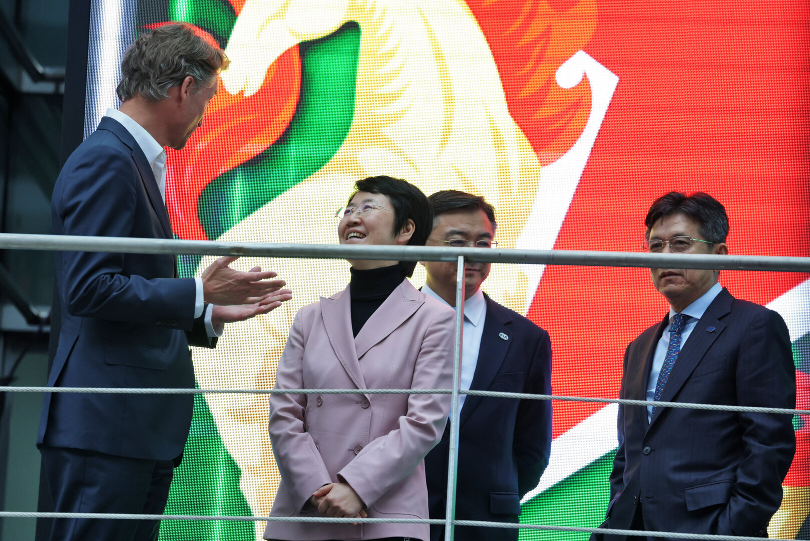 GP CINA, Dolf van den Brink (NLD) Heineken International CEO on the podium.
15.03.2026. Formula 1 World Championship, Rd 2, Chinese Grand Prix, Shanghai, China, Gara Day.
- www.xpbimages.com, EMail: requests@xpbimages.com © Copyright: Moy / XPB Images