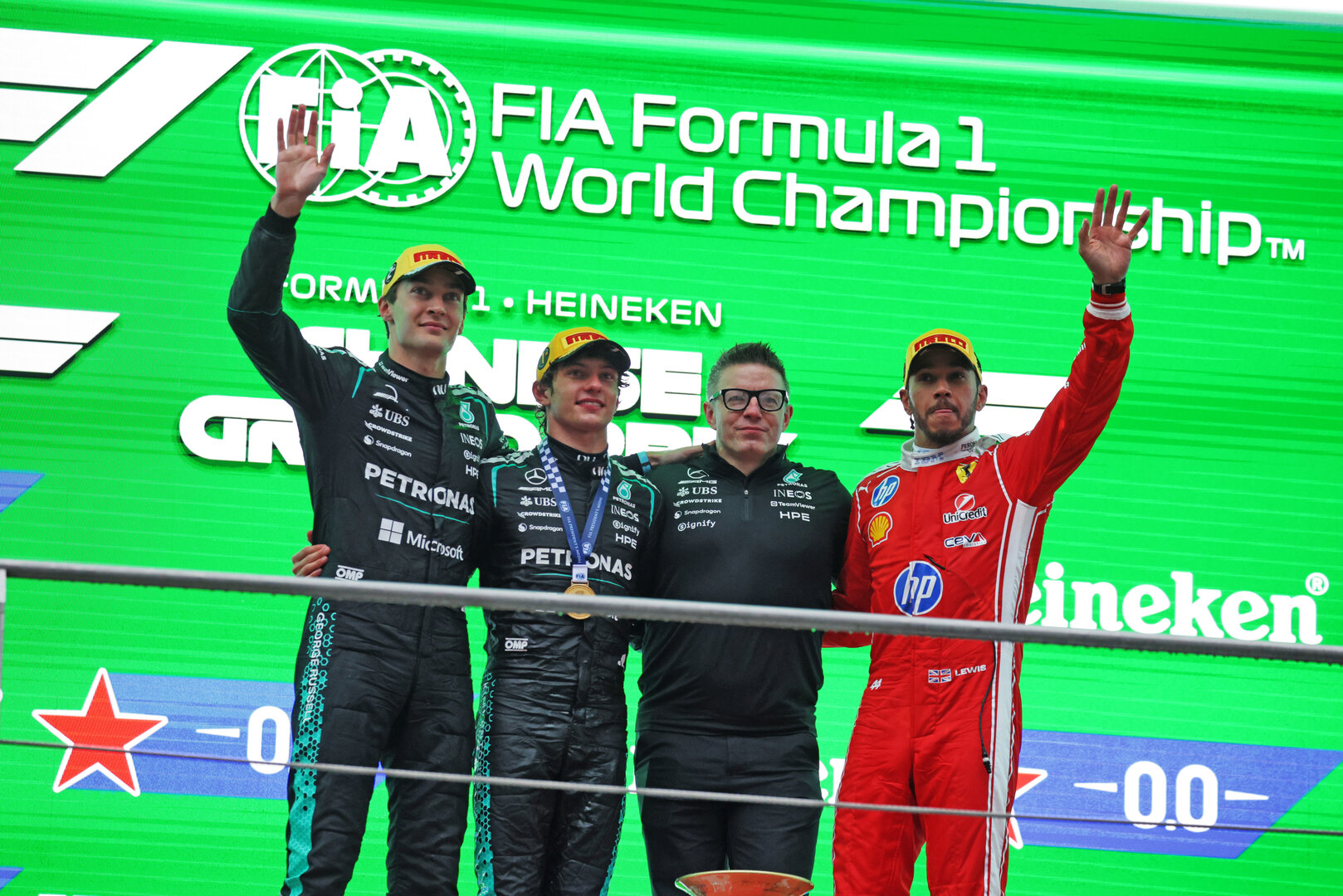GP CINA, The podium (L to R): George Russell (GBR) Mercedes AMG Formula One Team, second; Andrea Kimi Antonelli (ITA) Mercedes AMG Formula One Team, vincitore; Peter Bonnington (GBR) Mercedes AMG Formula One Team Gara Engineer; Lewis Hamilton (GBR) Ferrari, third.
15.03.2026. Formula 1 World Championship, Rd 2, Chinese Grand Prix, Shanghai, China, Gara Day.
- www.xpbimages.com, EMail: requests@xpbimages.com © Copyright: Moy / XPB Images